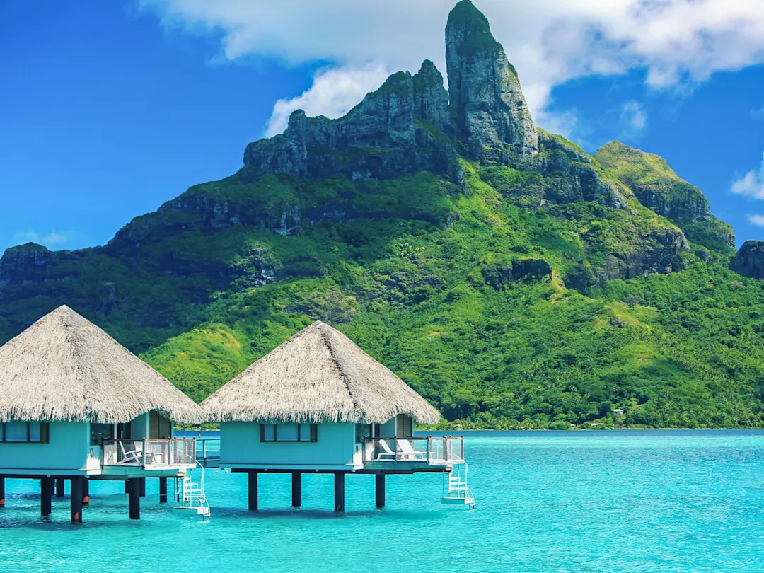 Überwasser-Bungalows vor dem Mount Otemanu auf Bora Bora, Französisch-Polynesien.