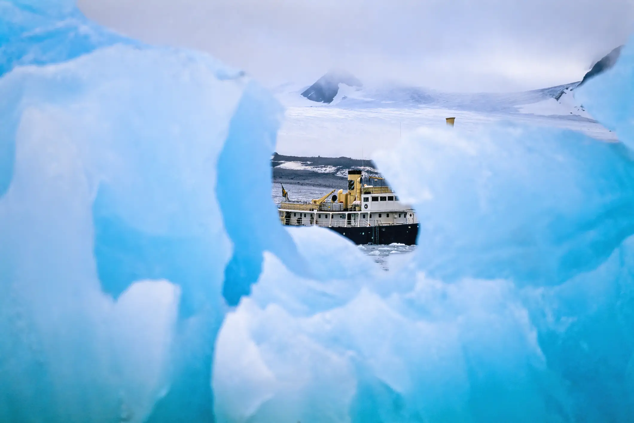 Bateau de passagers derrière la glace au Svalbard, Norvège.