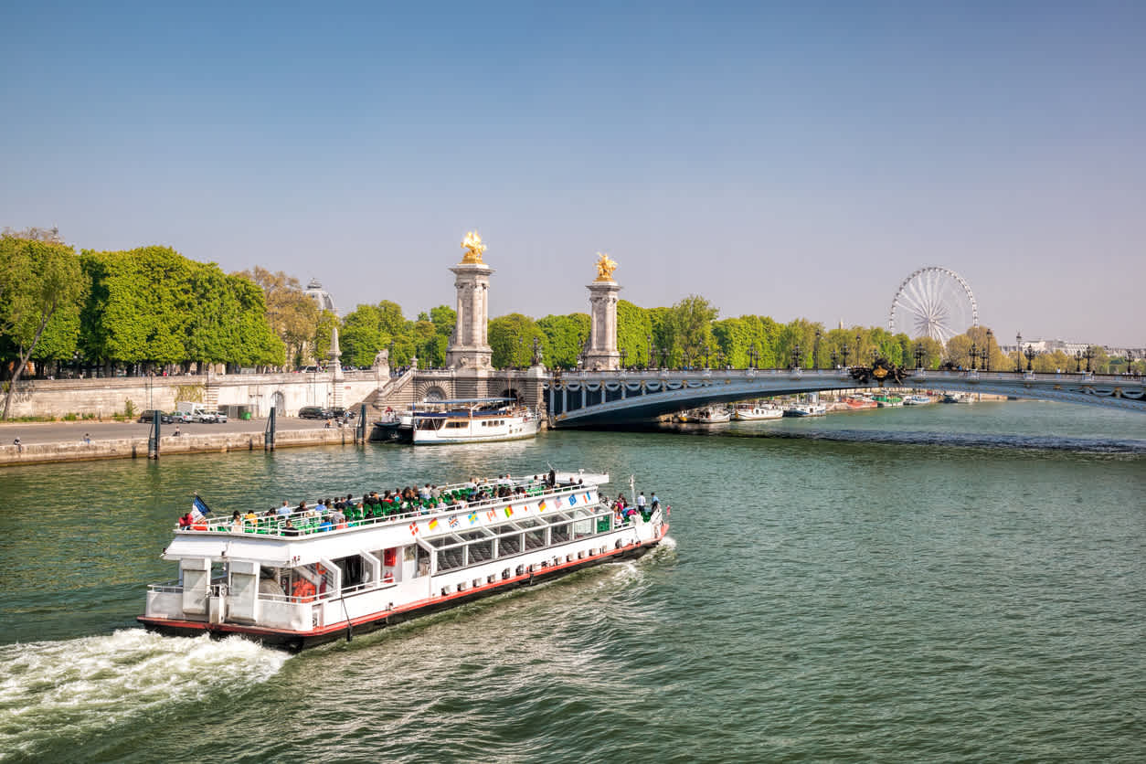 Flusskreuzfahrt-Boot in Paris