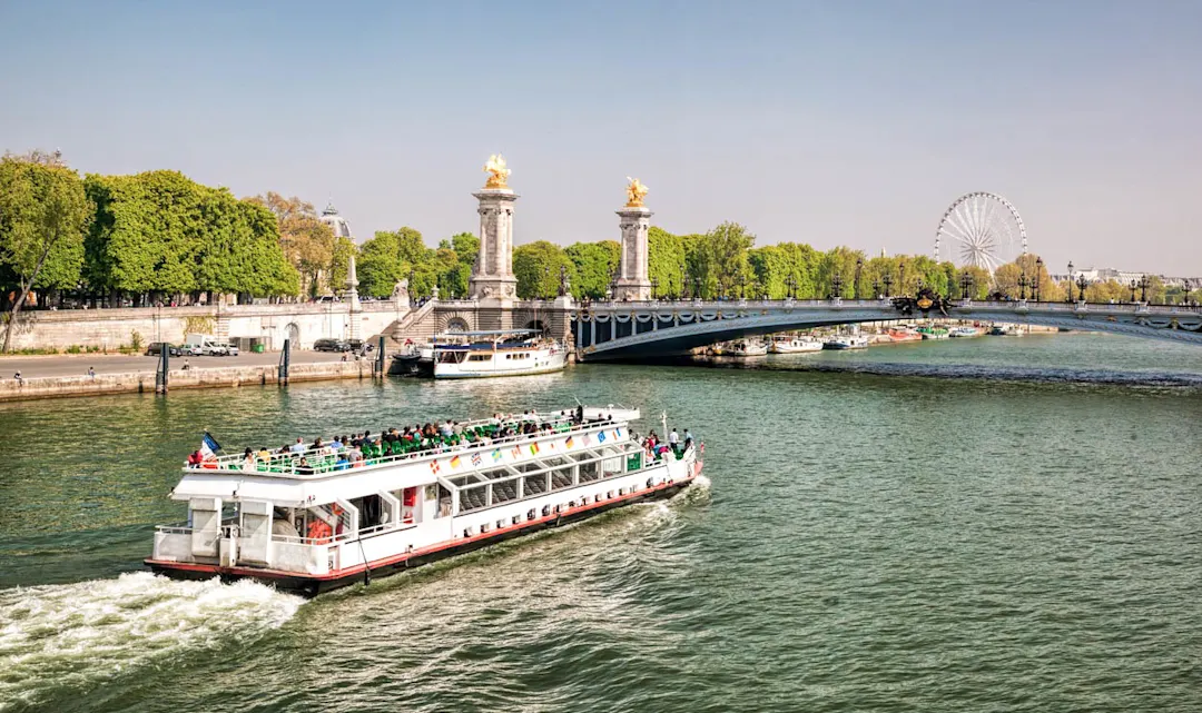 Flusskreuzfahrt-Boot in Paris
