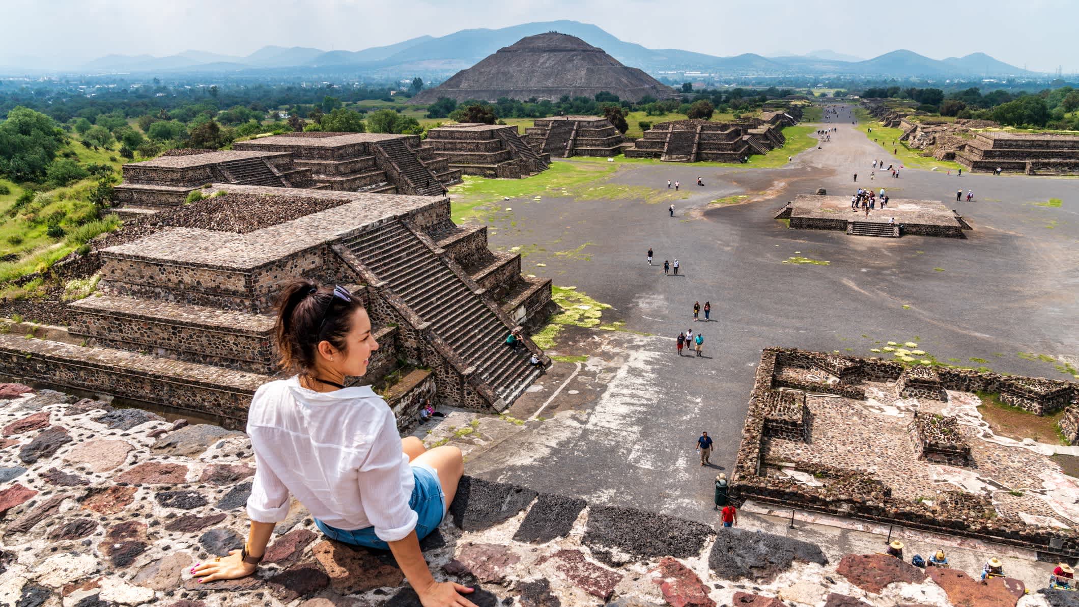 Une femme visite les pyramides de Teotihuacan au Mexique.

