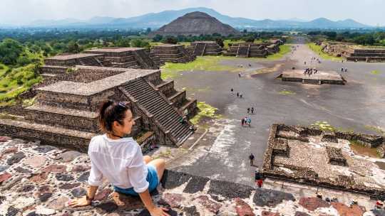 Eine Frau besucht die Teotihuacan-Pyramiden in Mexiko. 

