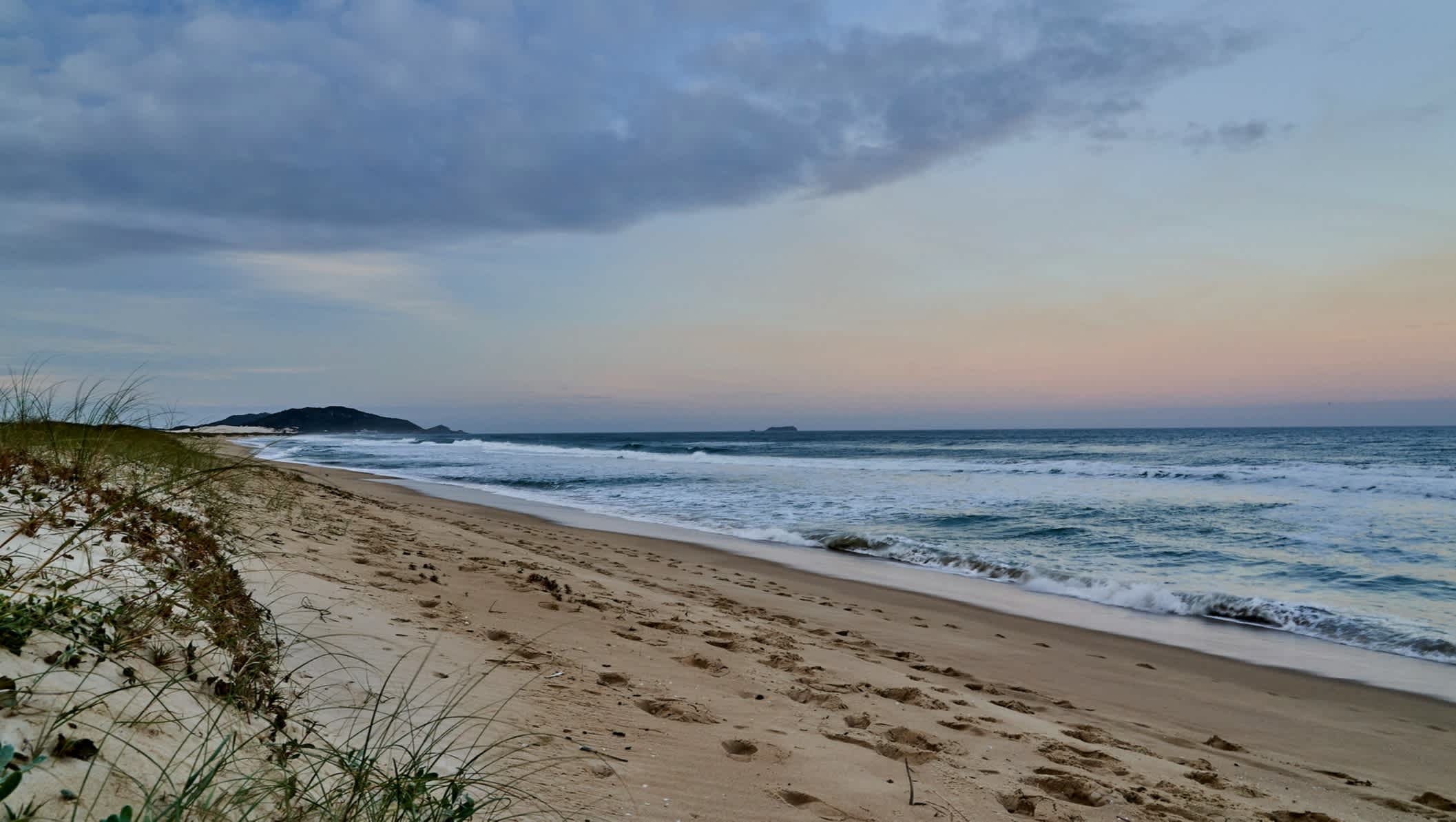 Plage de sable Lagoinha do Leste sur l'île de Santa Catarina, près de Florianopolis, Brésil, au soleil couchant