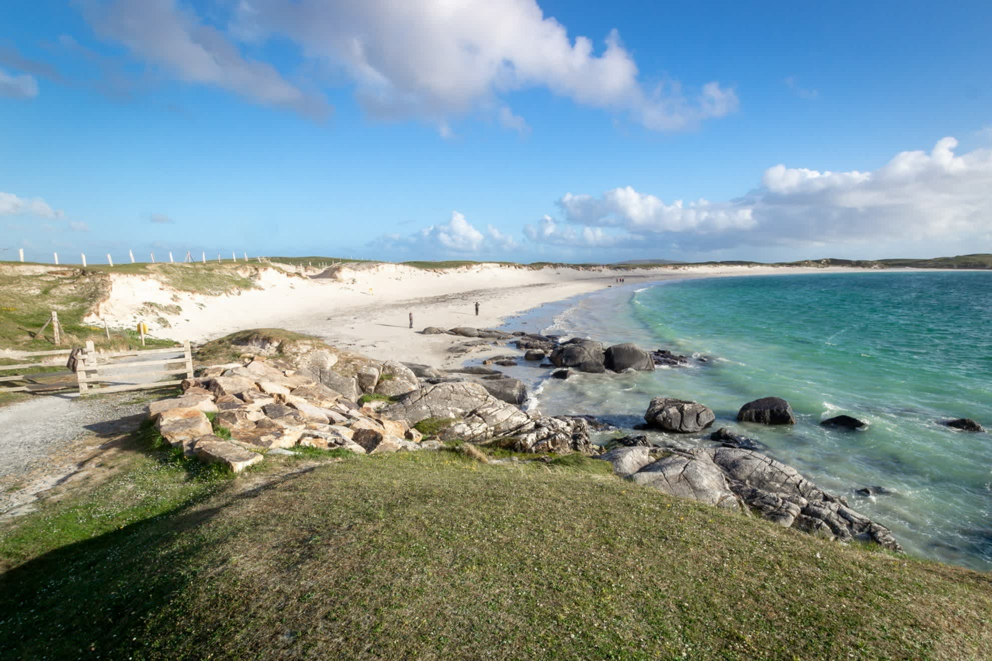 Kleiner Sandstrand in der Region Galway