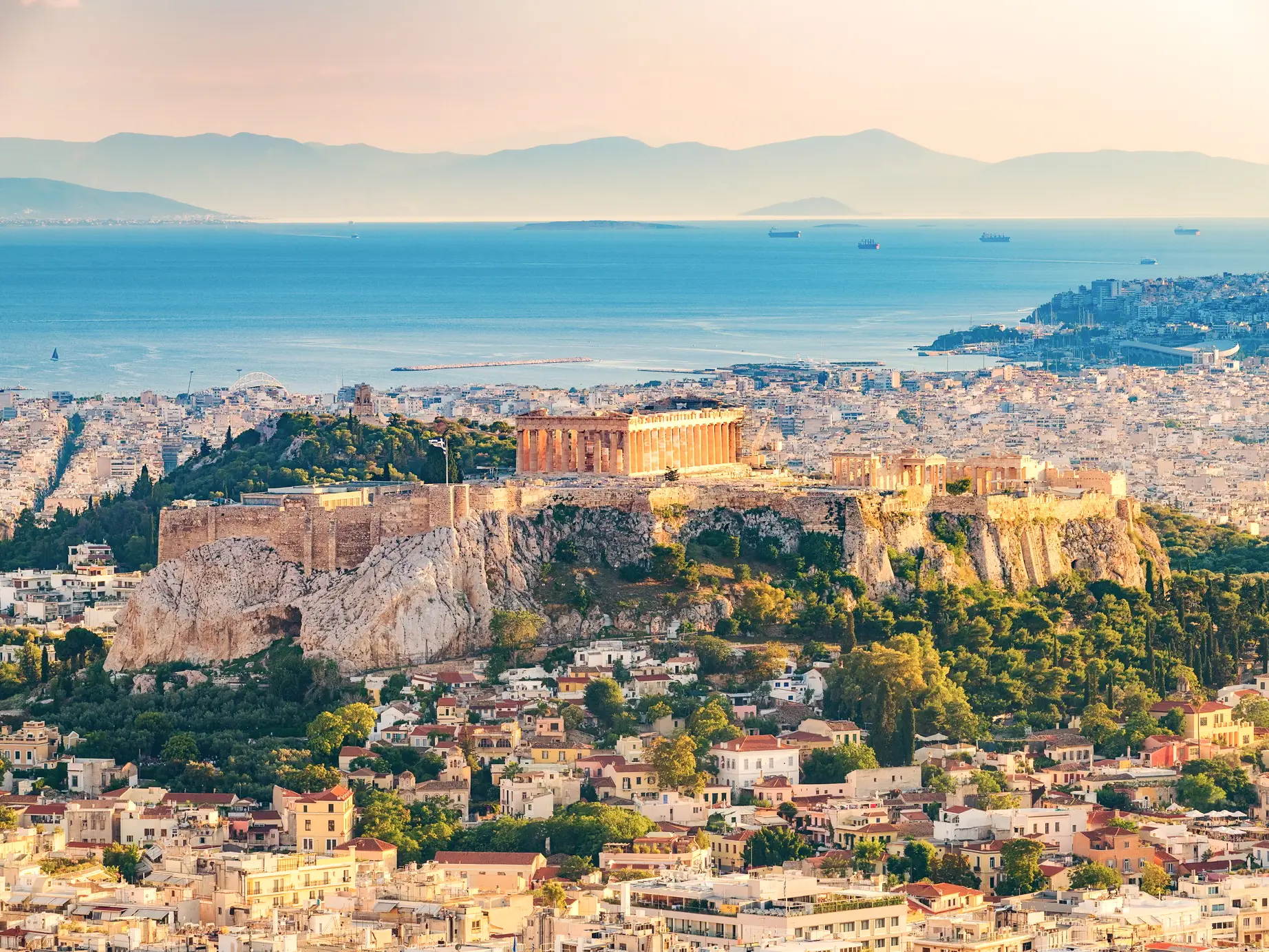 Griechenland, Attika, Athen Blick auf die Akropolis von Athen mit dem Meer im Hintergrund. Griechenland, Attika, Athen