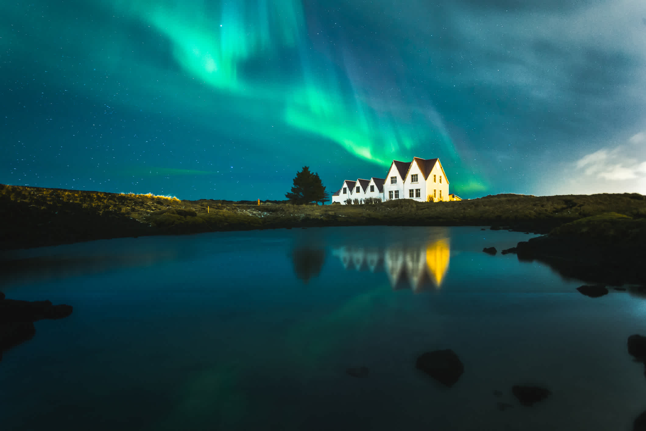 Einsame Häuser unter Nordlicht, Keflavik, Island. 