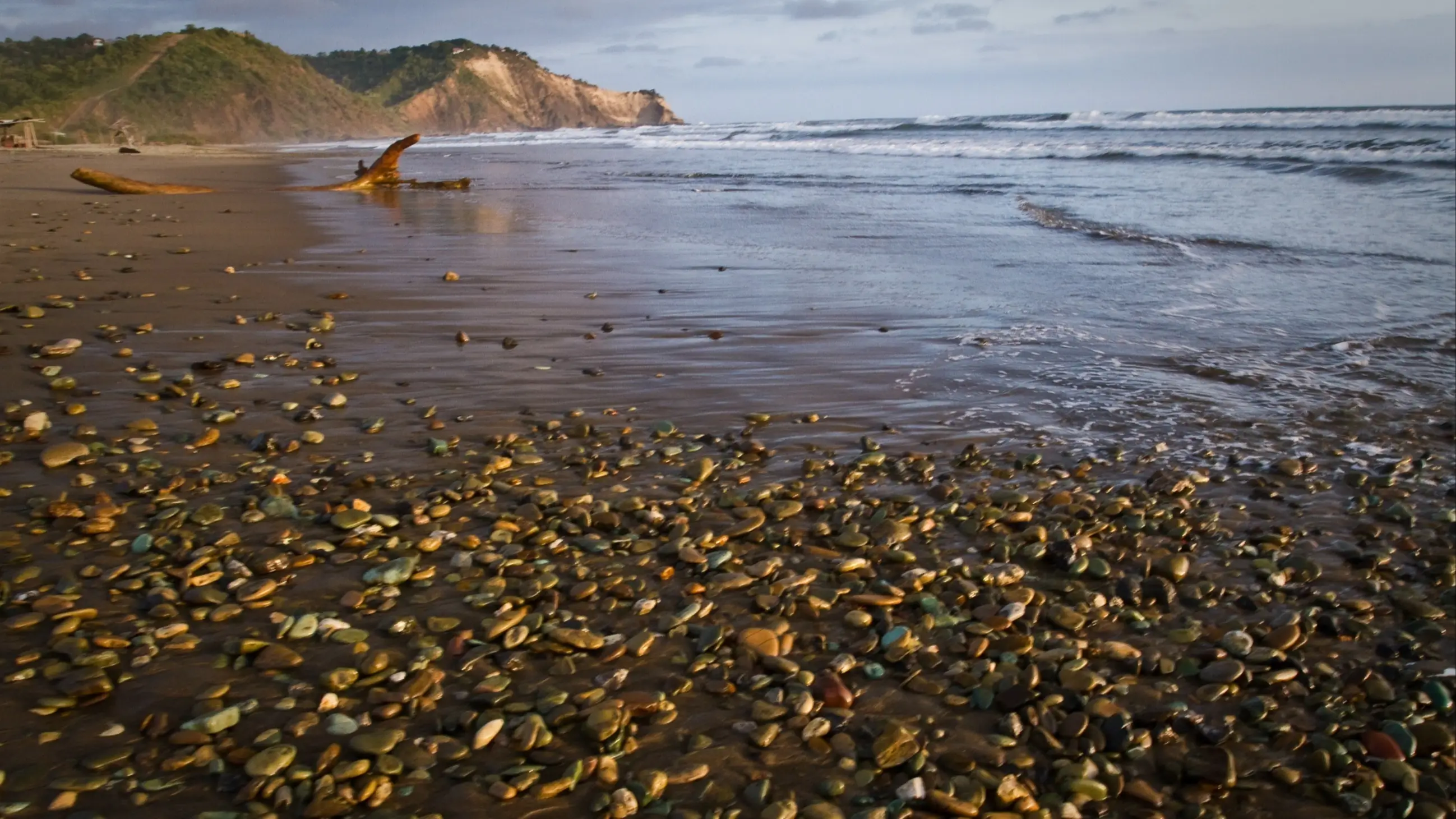Équateur Ayampe Cailloux dans l'eau sur la plage d'Ayampe, province de Manabí en Équateur