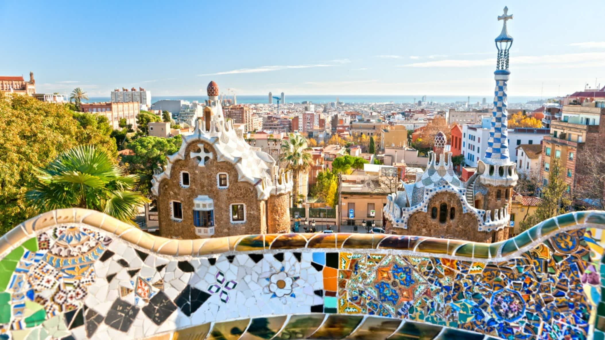Ein Blick auf Barcelona von Gaudis berühmtem Parc Güell, Spanien.