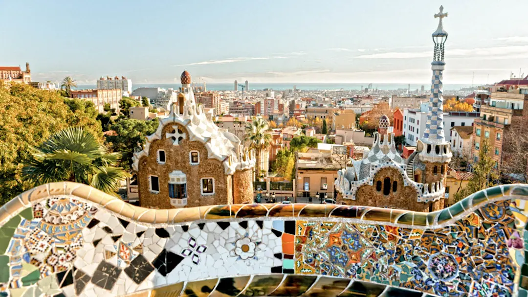 Ein Blick auf Barcelona von Gaudis berühmtem Parc Güell, Spanien.