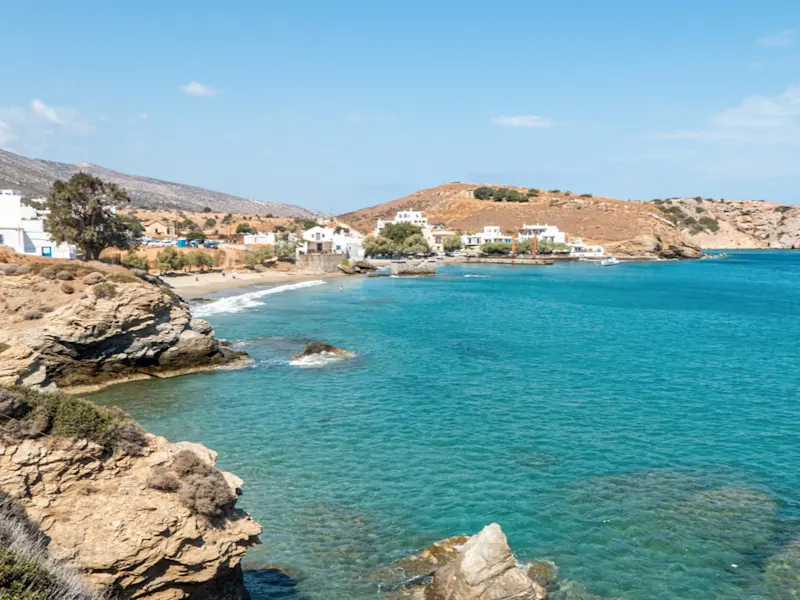 Naxos Paralia Moutsouna, Griechenland Der Paralia Mountsona auf Naxos ist ein ruhiger, weniger belebter Strand, bekannt für seine natürliche Schönheit und das klare Wasser – perfekt für entspannende Momente in einer idyllischen Umgebung