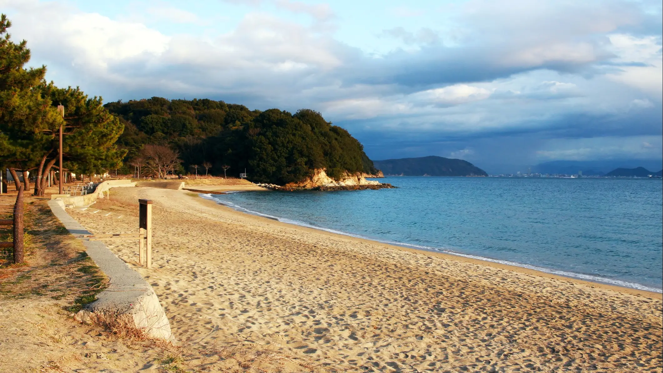 Kunstinsel Naoshima, Präfektur Kagawa, Japan Strand von Naoshima am Meer