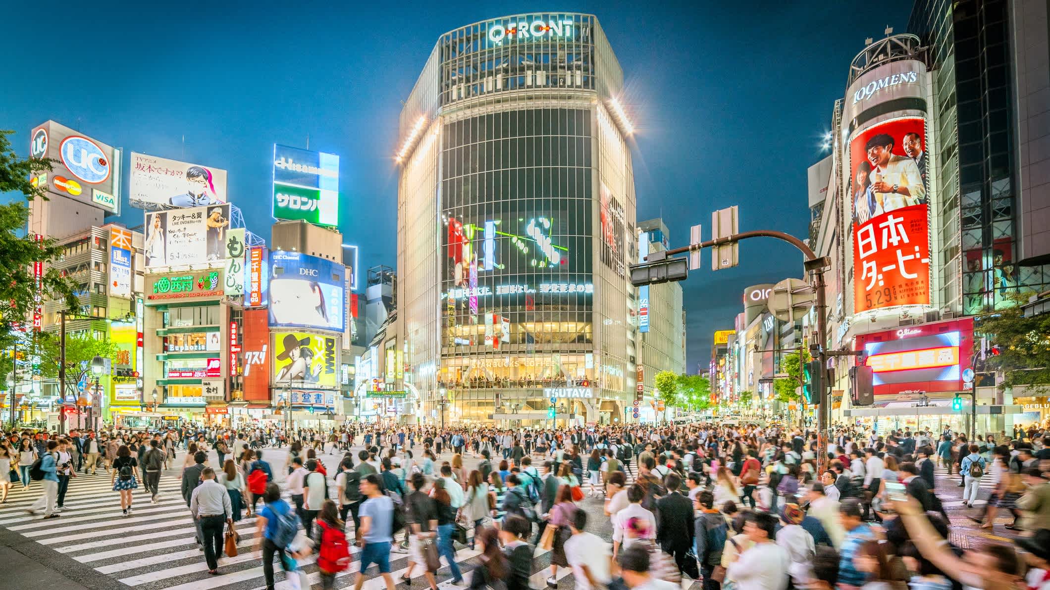 Carrefour de Shibuya de nuit à Tokyo, au Japon
