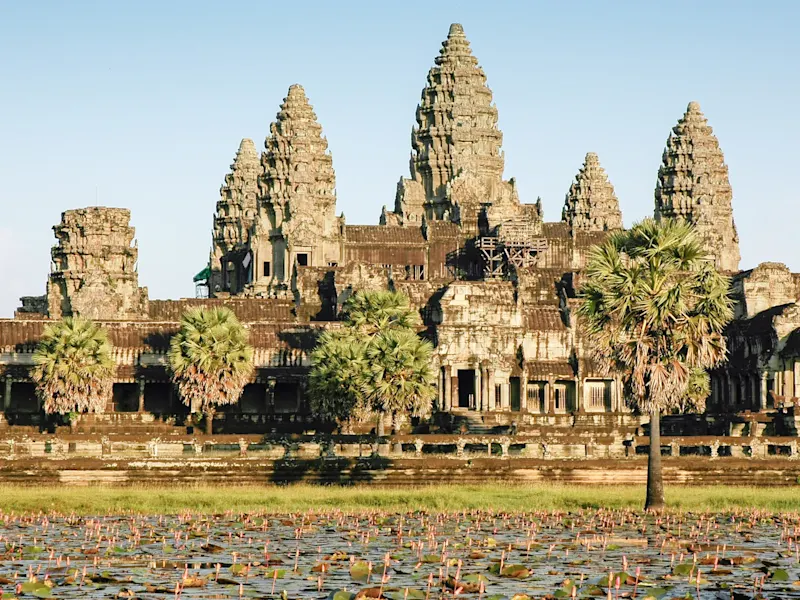 Cambodge, Siem Reap, Angkor, Temple d'Angkor Wat Temple d'Angkor Wat avec des nénuphars au premier plan. Siem Reap, Angkor, Cambodge.