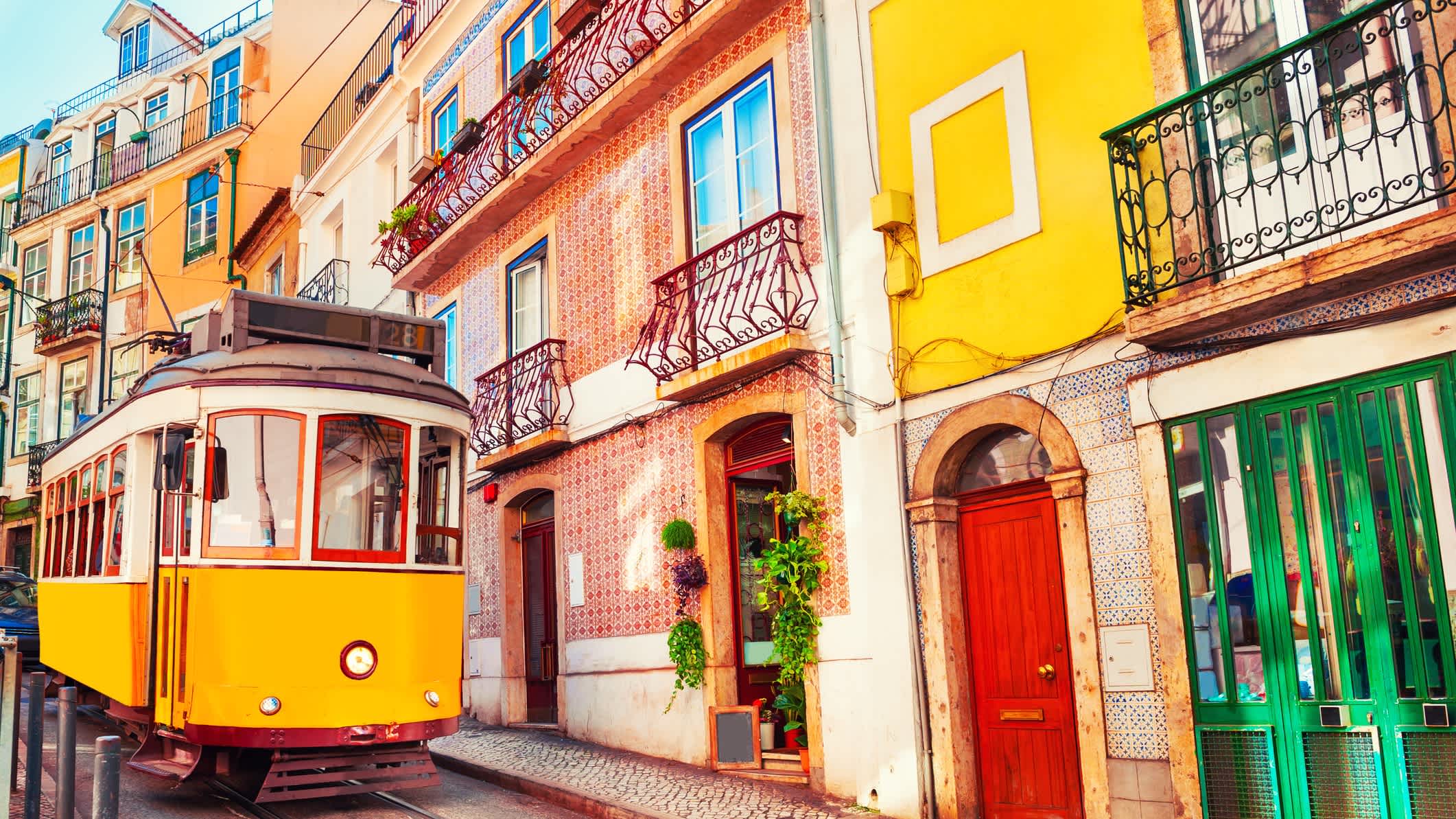 Gelbe Vintage-Straßenbahn auf der Straße in Lissabon, Portugal