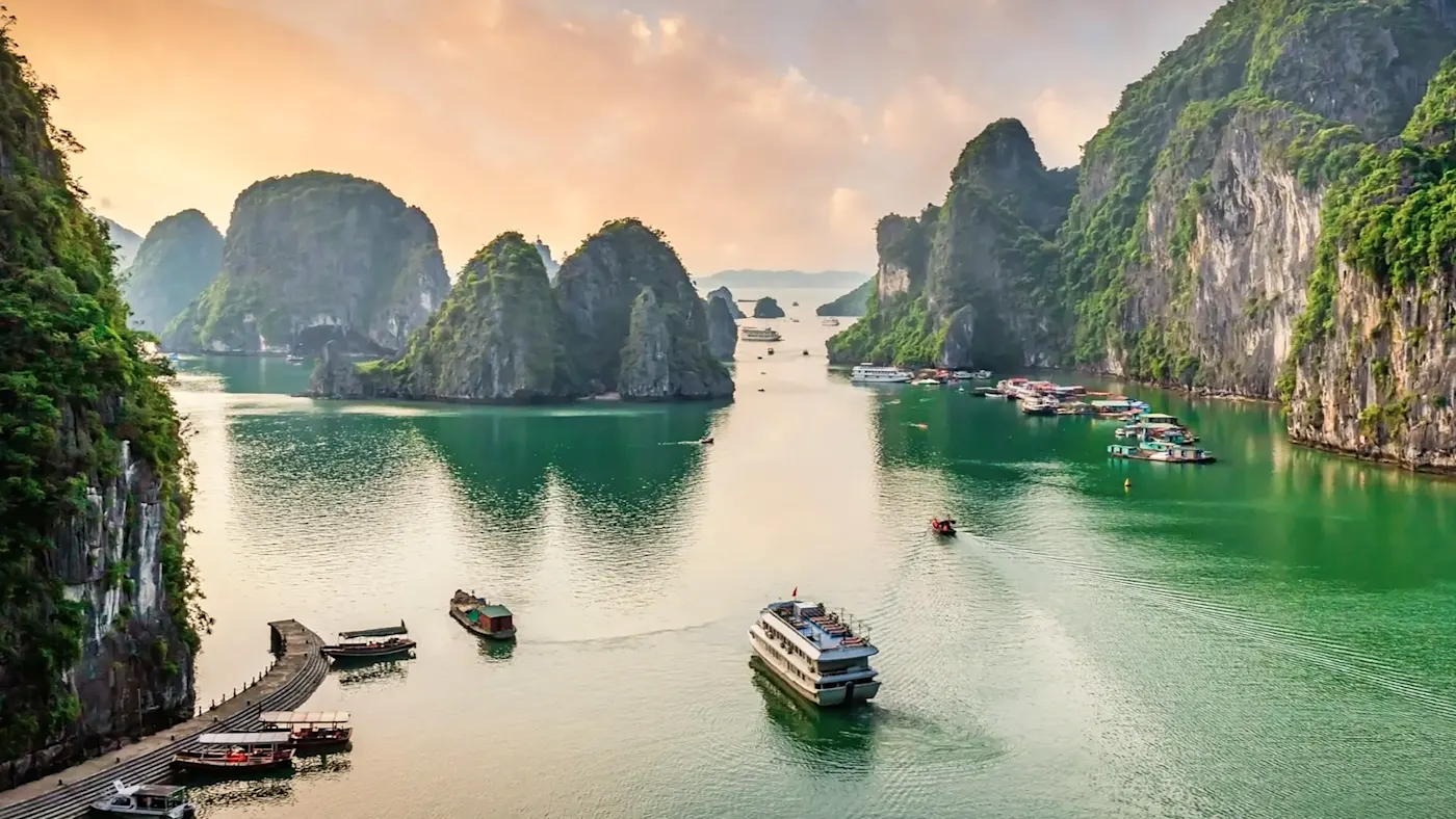 Vietnam, Quang Ninh, Ha Long Des bateaux naviguent entre les falaises de calcaire à la baie d'Halong. Ha Long, Quang Ninh, Vietnam