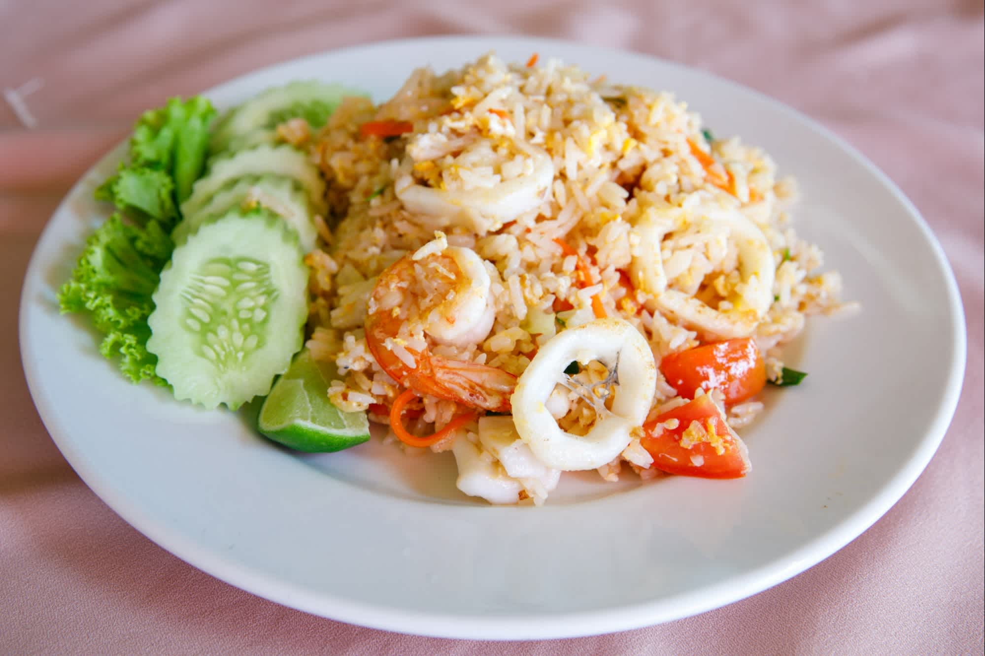 Riz frit aux fruits de mer, œuf, ail, concombre, citron : Khao Pad
