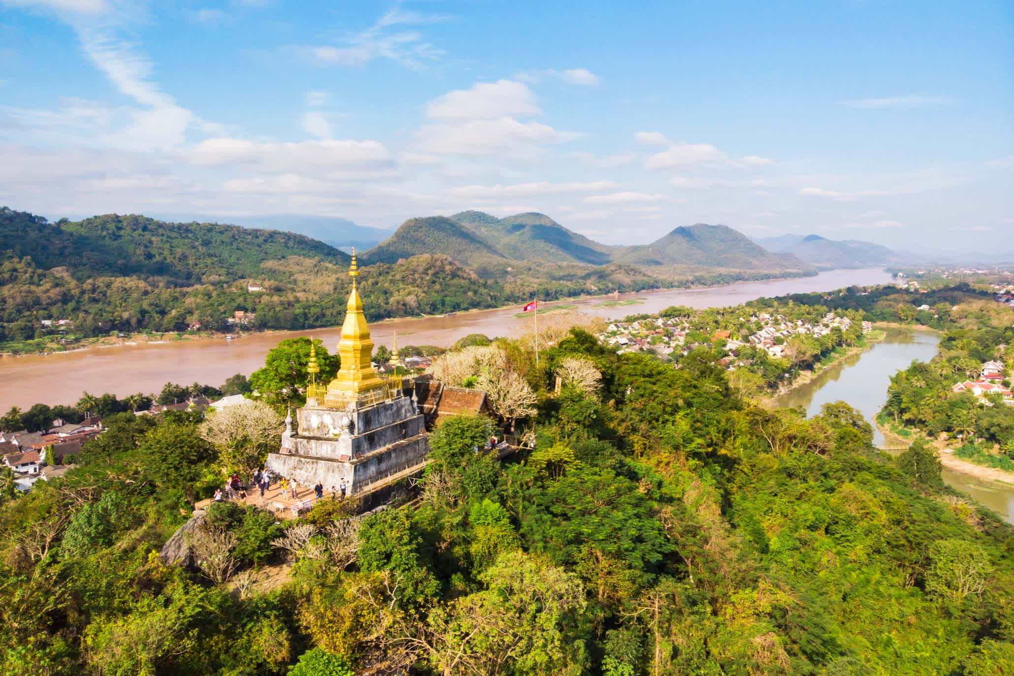 Luang Prabang mit goldener Pagode und Fluss