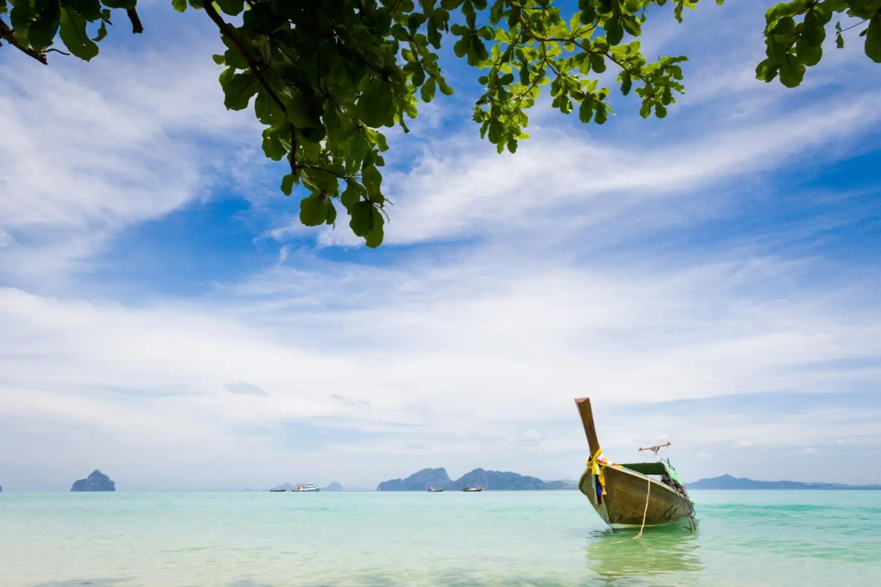 L'homme joue au golf sur un terrain de golf au soleil, Thaïlande