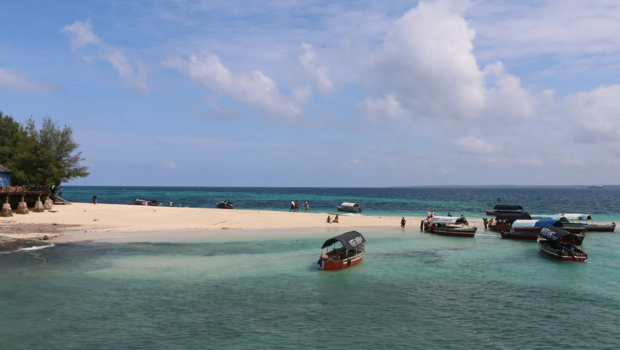 Petits bateaux accostés sur une plage de Changuu Island ou Prison Island près de Stone Town, Zanzibar, Tanzanie

