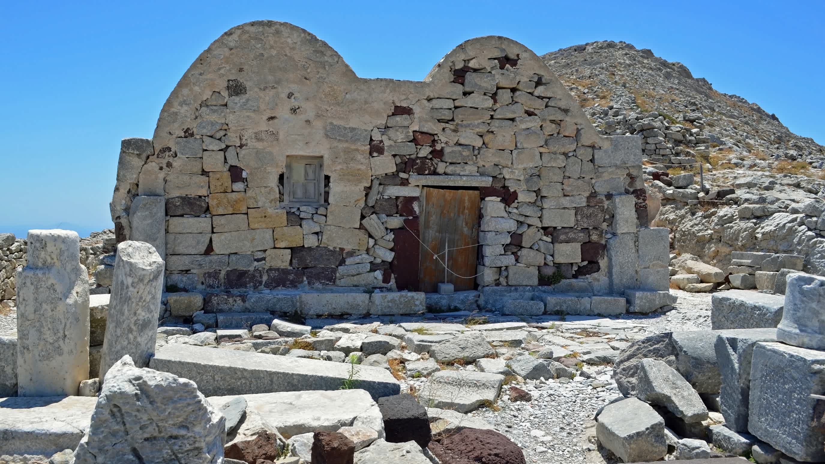 Byzantinische Kapelle in der hügeligen antiken Stätte von Thera auf der griechischen Insel Santorini