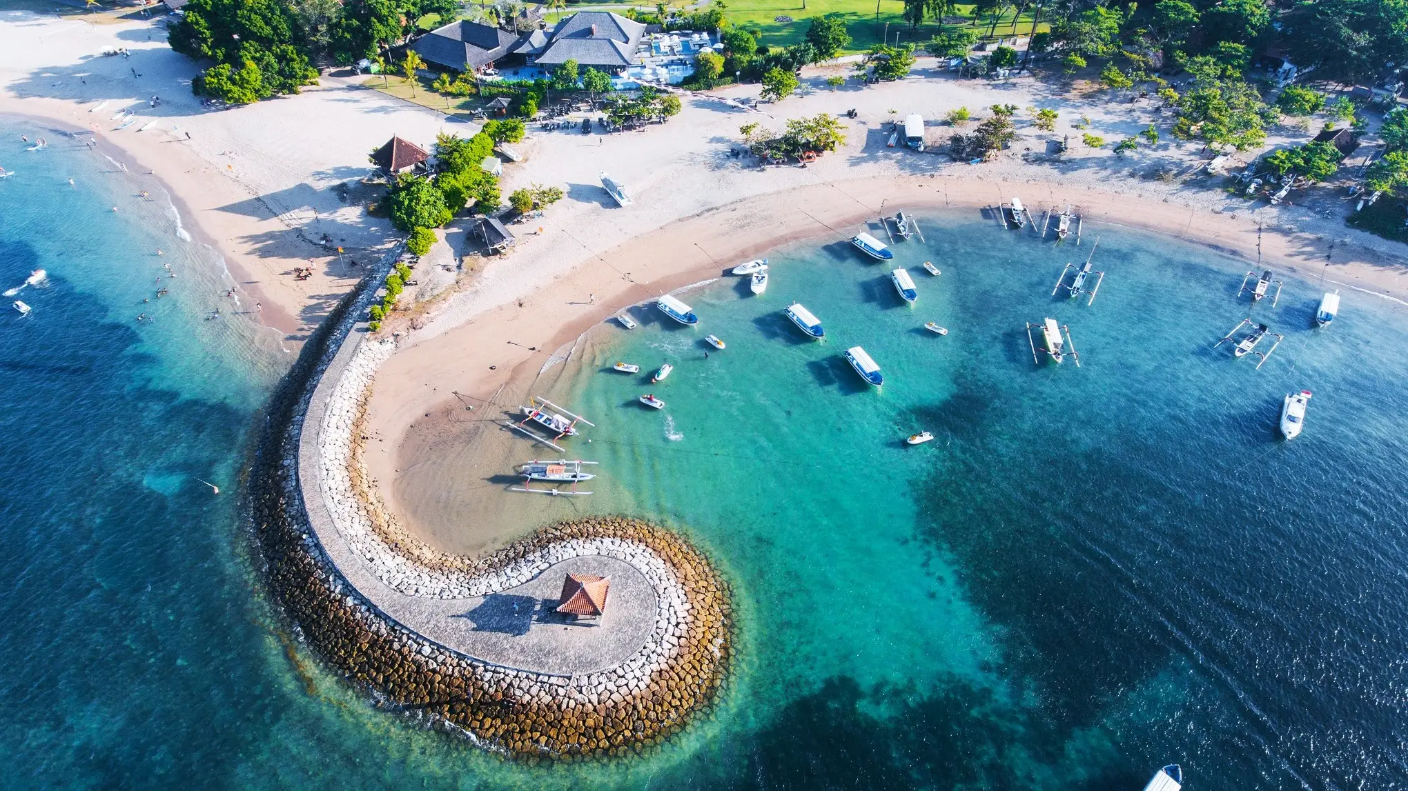 Indonesien, Bali Nusa Dua Küste mit einer bildlichen Wellenbrecher-Luftaufnahme, Bali, Indonesien.