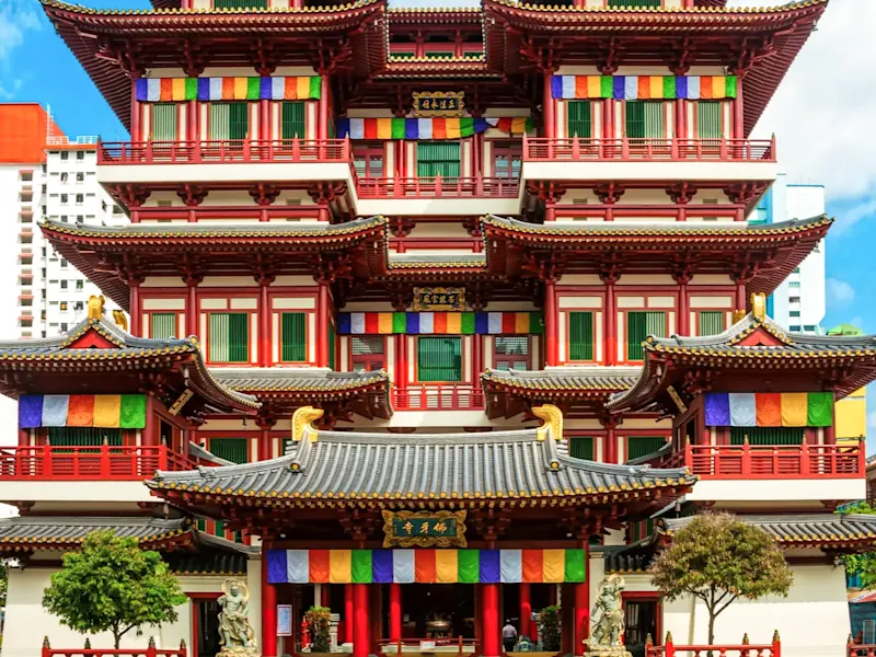 Un bâtiment coloré marquant au design traditionnel. Singapour, Chinatown, Singapour.