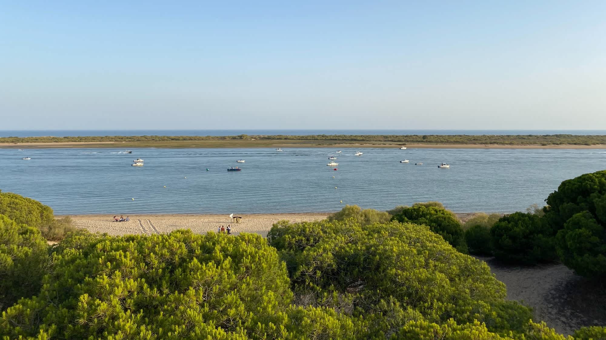 Panoramablick auf den Fluss Piedras und El Rompido-Strand, Huelva, Andalusien, Spanien. 