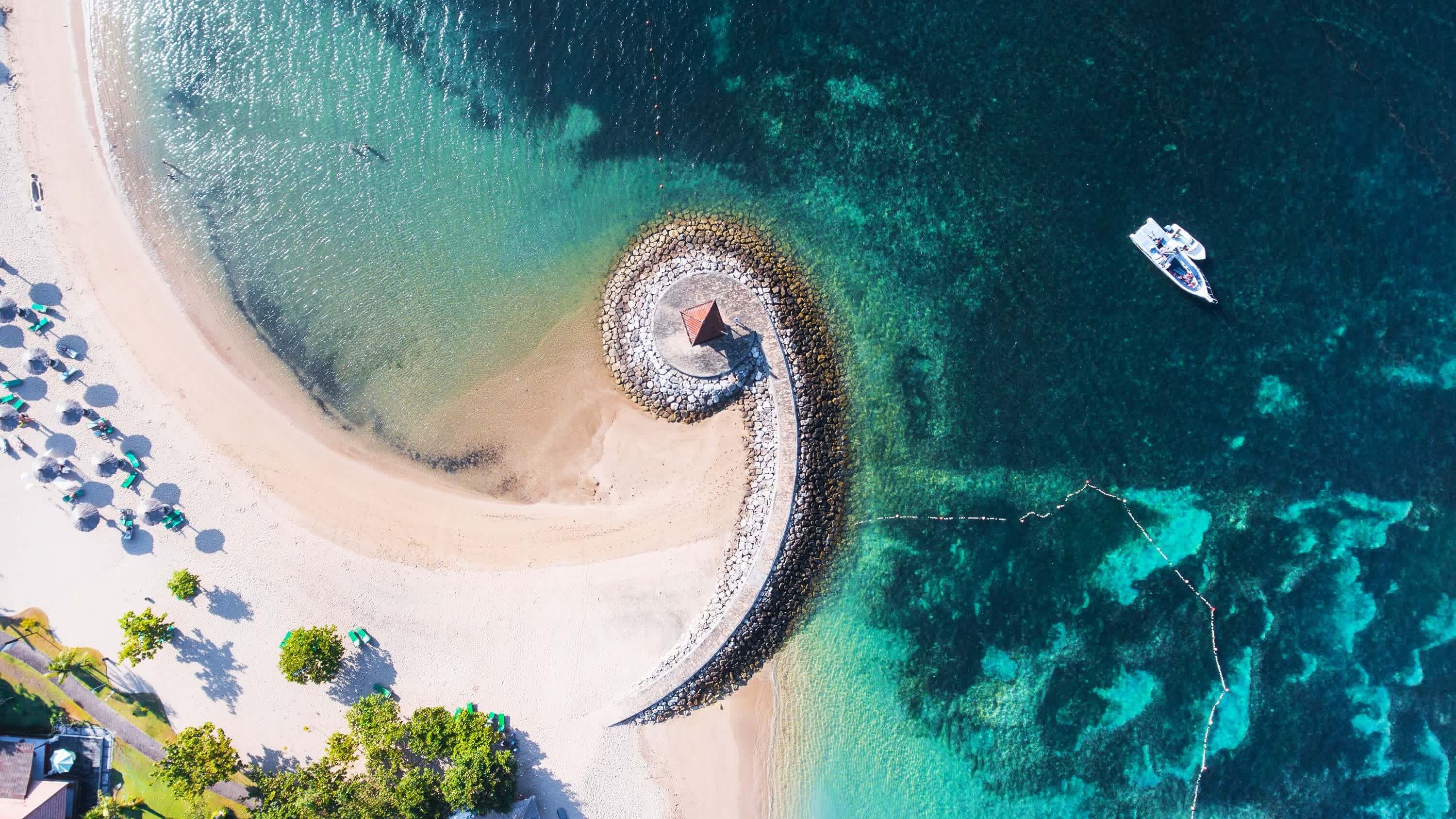 Vue aérienne sur une plage aux eaux turquoises de Nusa Dua, à Bali, en Indonésie