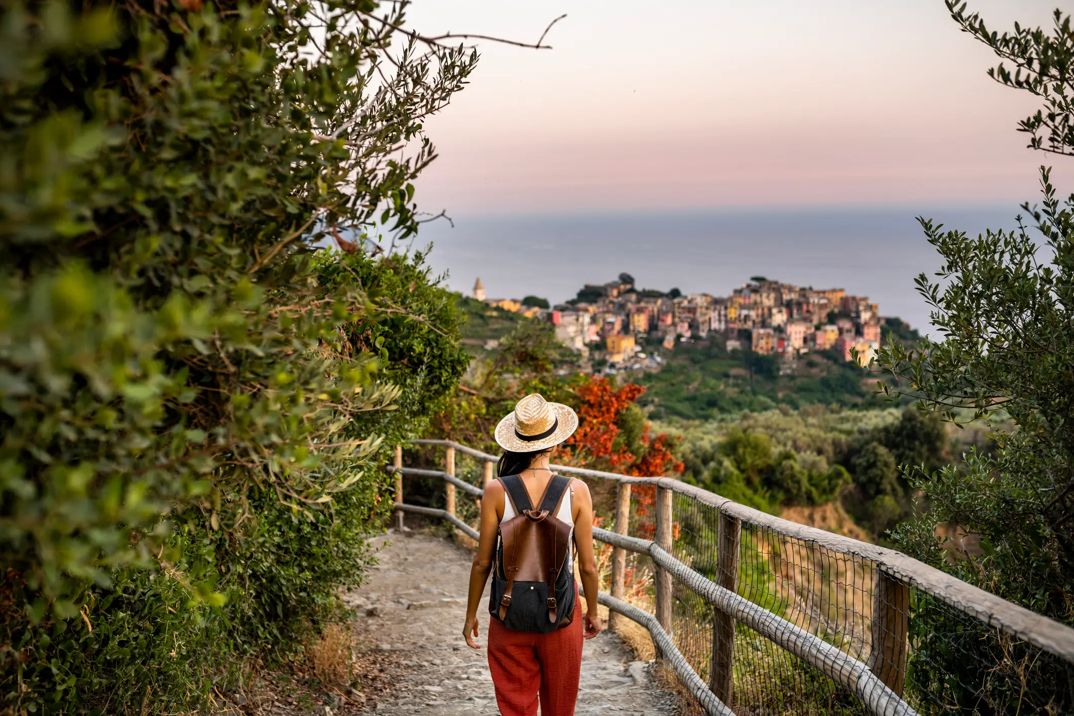 Corniglia an der Cinque Terre Küste Weibliche Touristin auf dem Weg nach Corniglia, einer schönen Stadt an der Küste der Cinque Terre