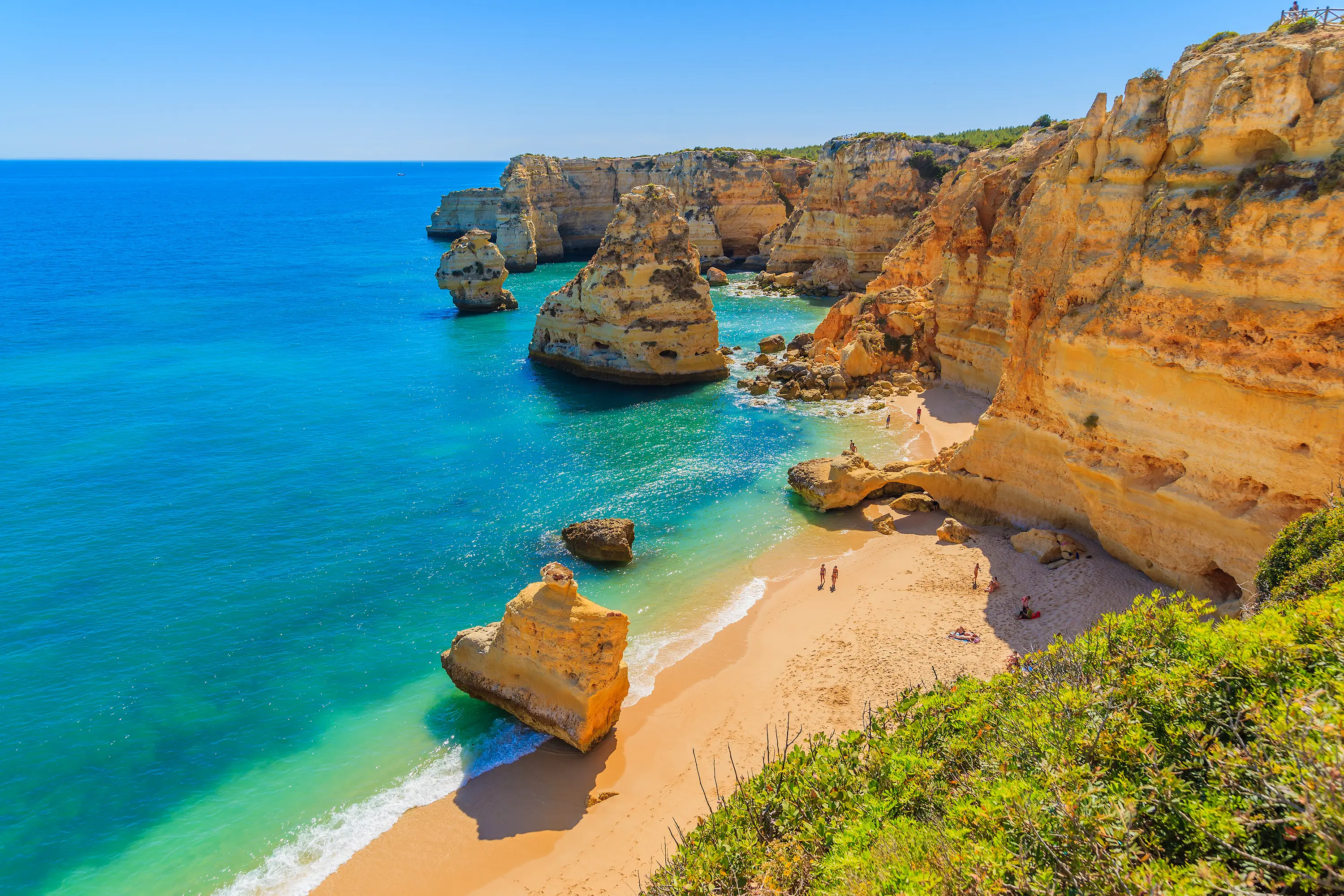Vue aérienne de la belle plage de Marinha avec ses eaux turquoise, cristallines et ses falaises, Algarve au Portugal.