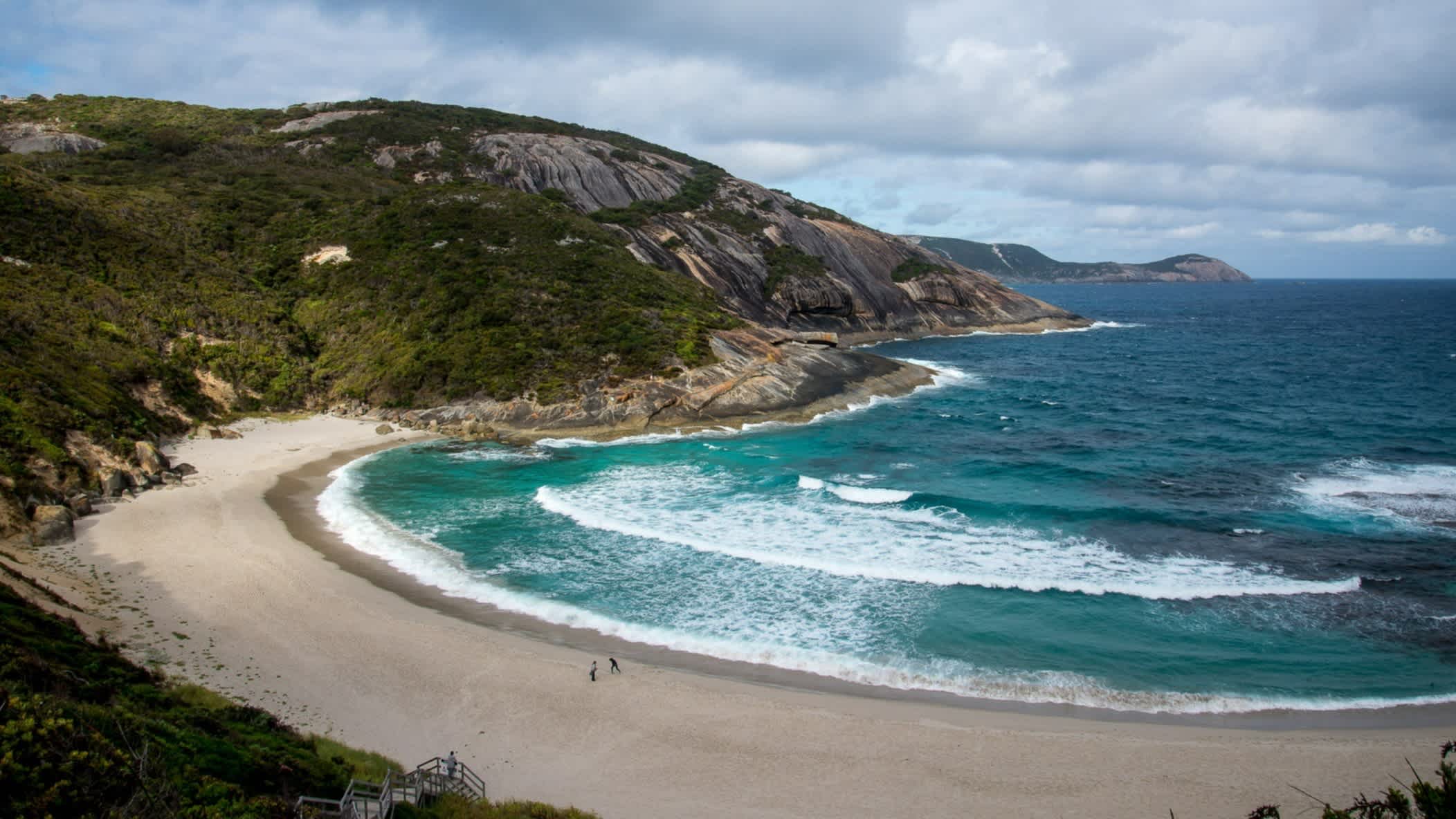 Ein Blick auf Misery Beach in Torndirrup National Park, Australien bei bewölktem Himmel.