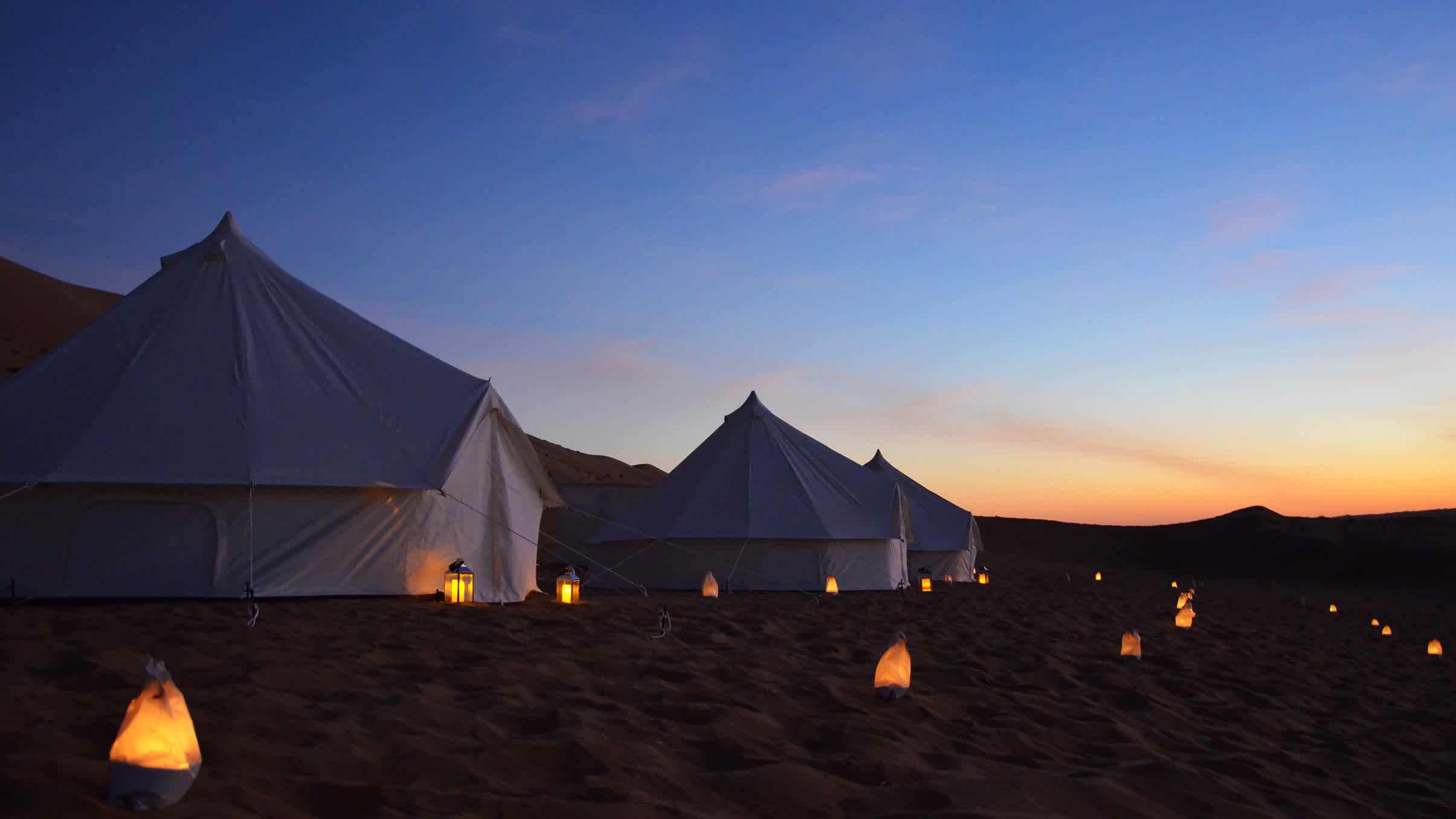 Übernachten Sie in einem Zelt in der Wüste von Oman - ein romantisches Erlebnis als Paar - von Tourlane organisiert.