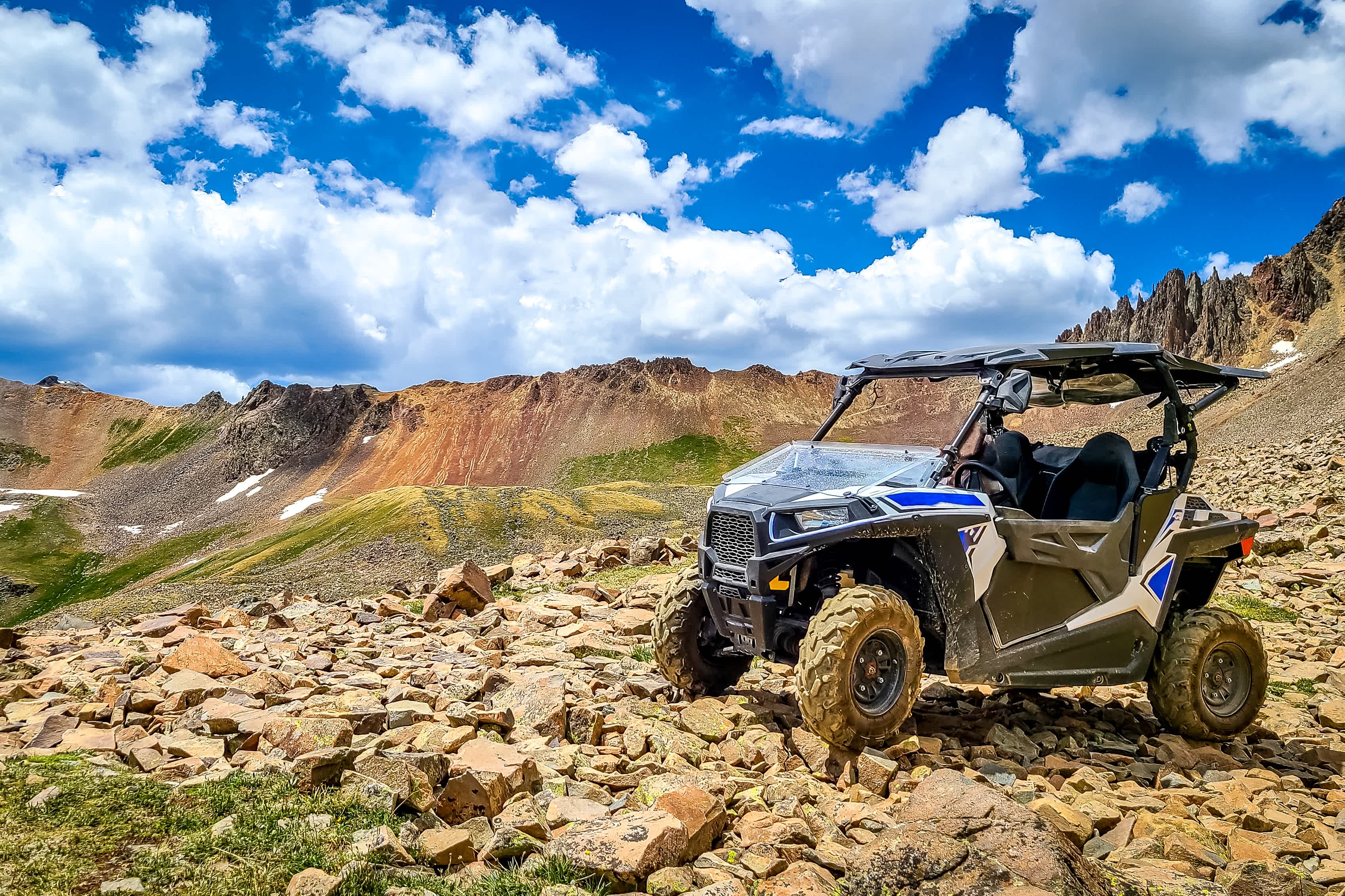 4x4 Side-by-Side Geländewagen, UTV ATV mit einer schönen Bergkette im Hintergrund in der Nähe von Ouray, Colorado. Yankee Boy Basin. Rocky Mountains.