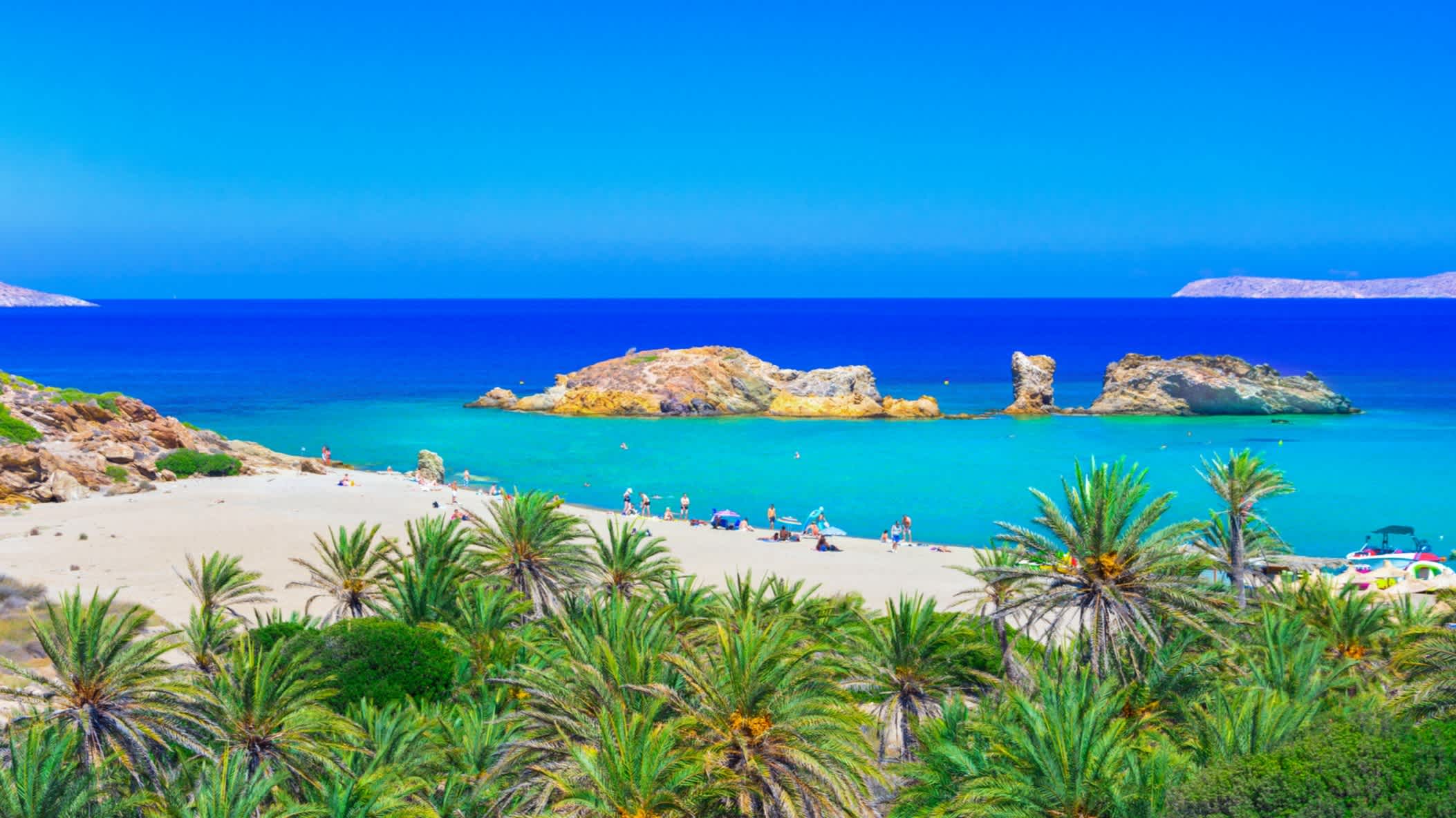 Vue sur le sable blanc, l'eau turquoise et les palmiers de la plage de Vai en Crète, Grèce.