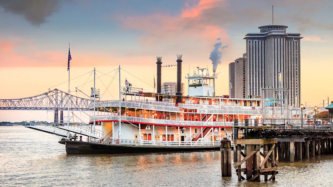 Dampfschiff mit Skyline und Brücke. New Orleans, Louisiana, USA.