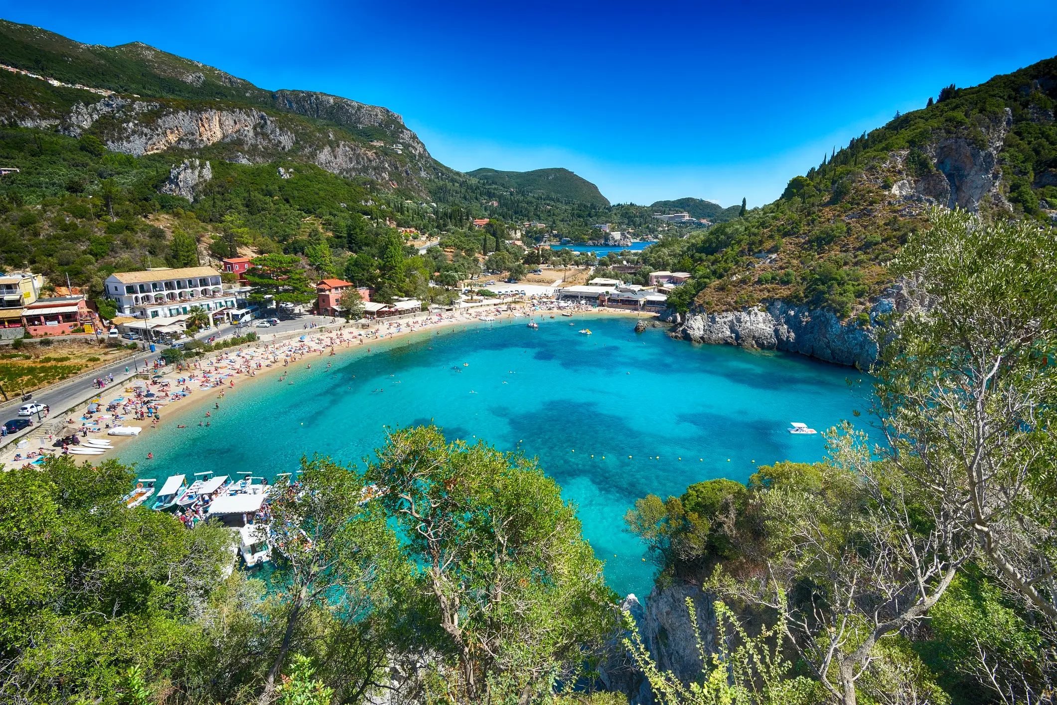Griechenland, Korfu, Paleokastritsa Luftaufnahme der Bucht von Paleokastritsa auf Korfu mit türkisblauem Meer.