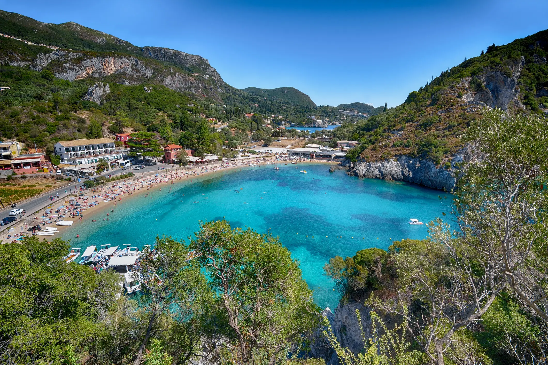 Luftaufnahme der Bucht von Paleokastritsa auf Korfu mit türkisblauem Meer.