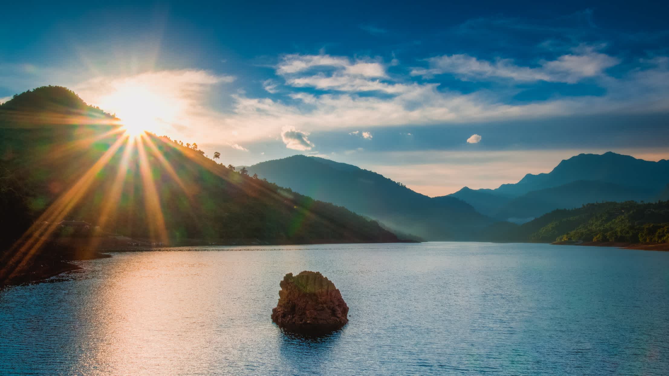 Beau lever de soleil sur le lac du parc national de Bach Ma, Hue, Vietnam.