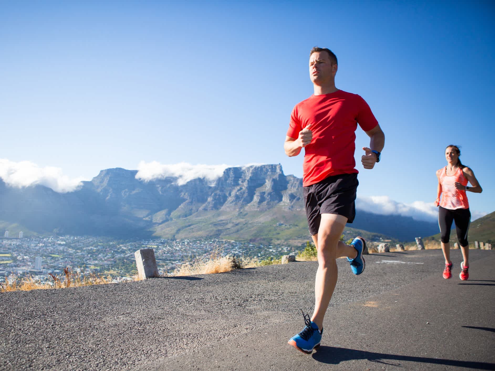 Marathon-Läufer in Kapstadt vor dem Tafelberg