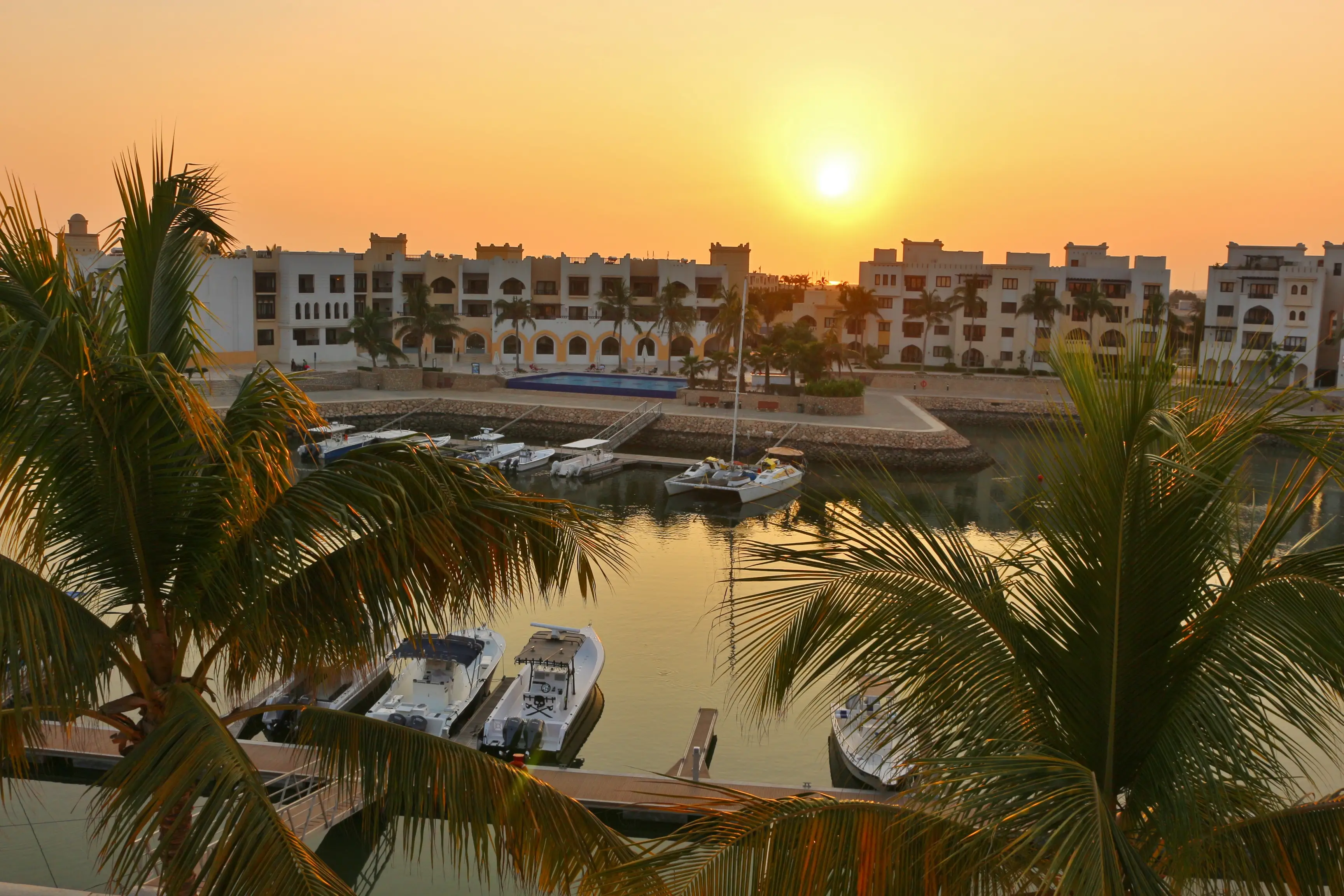 Port au coucher du soleil à Salalah