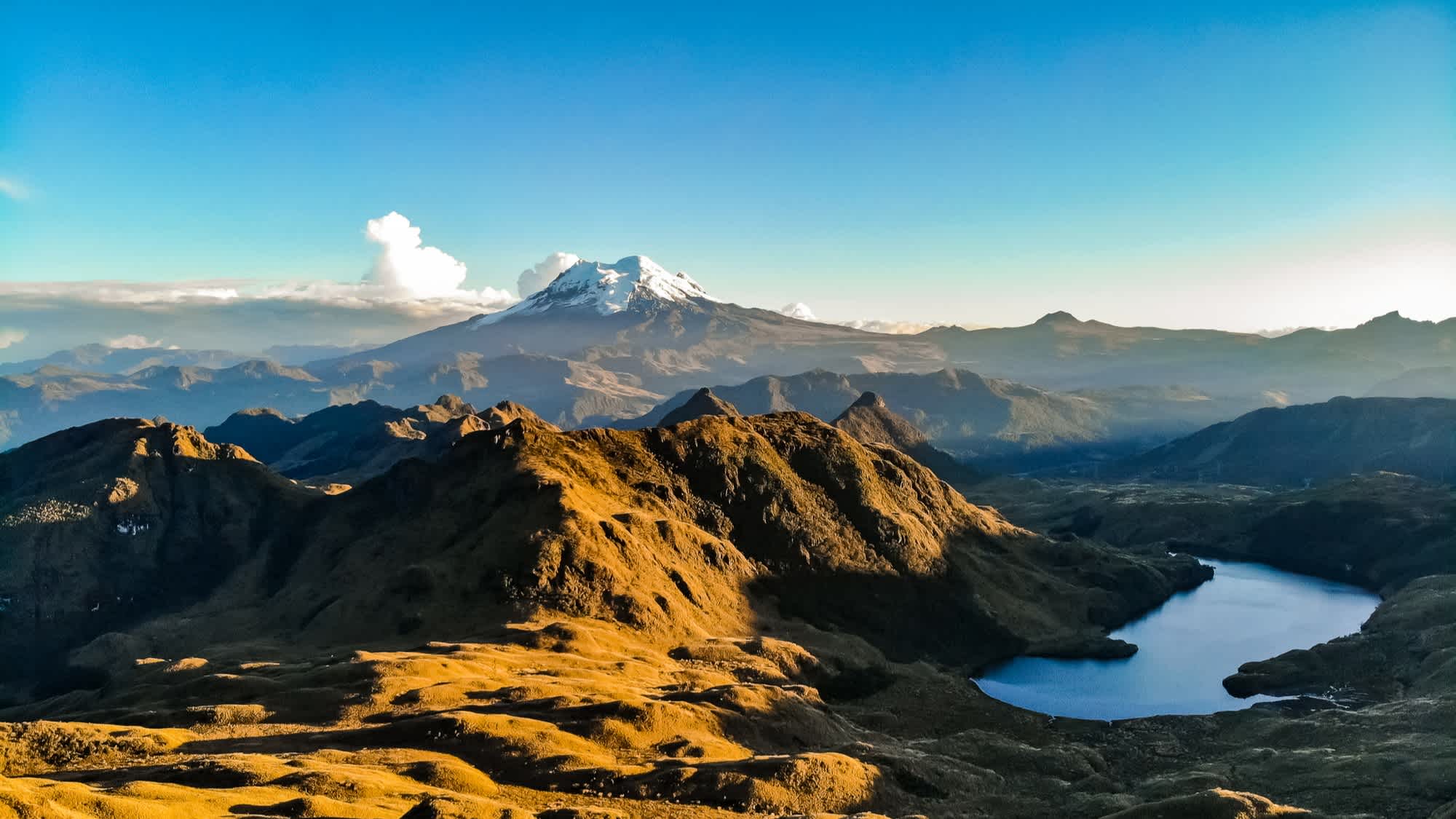 Le volcan Antisana dans la cordillère orientale des Andes équatoriennes vu depuis la réserve de Cayambe Coca.