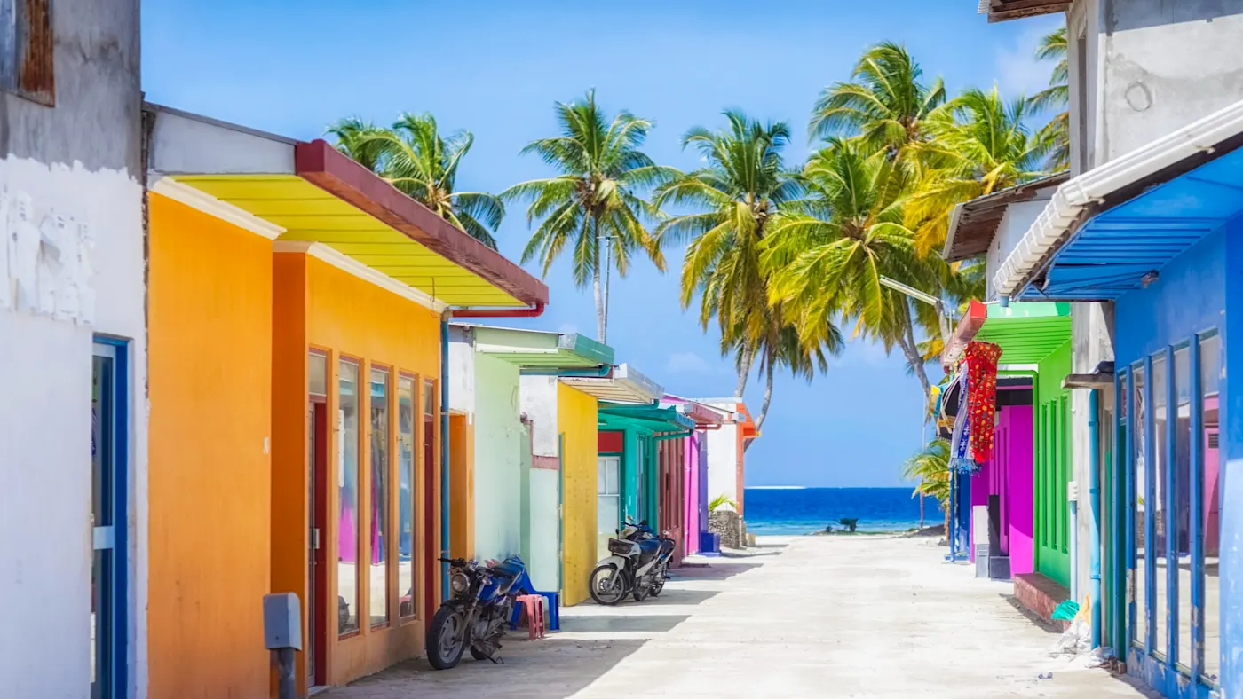Malediven, Maafushi, Einkaufsstraße Einkaufstraße mit bunten Häuserfassaden auf den Malediven