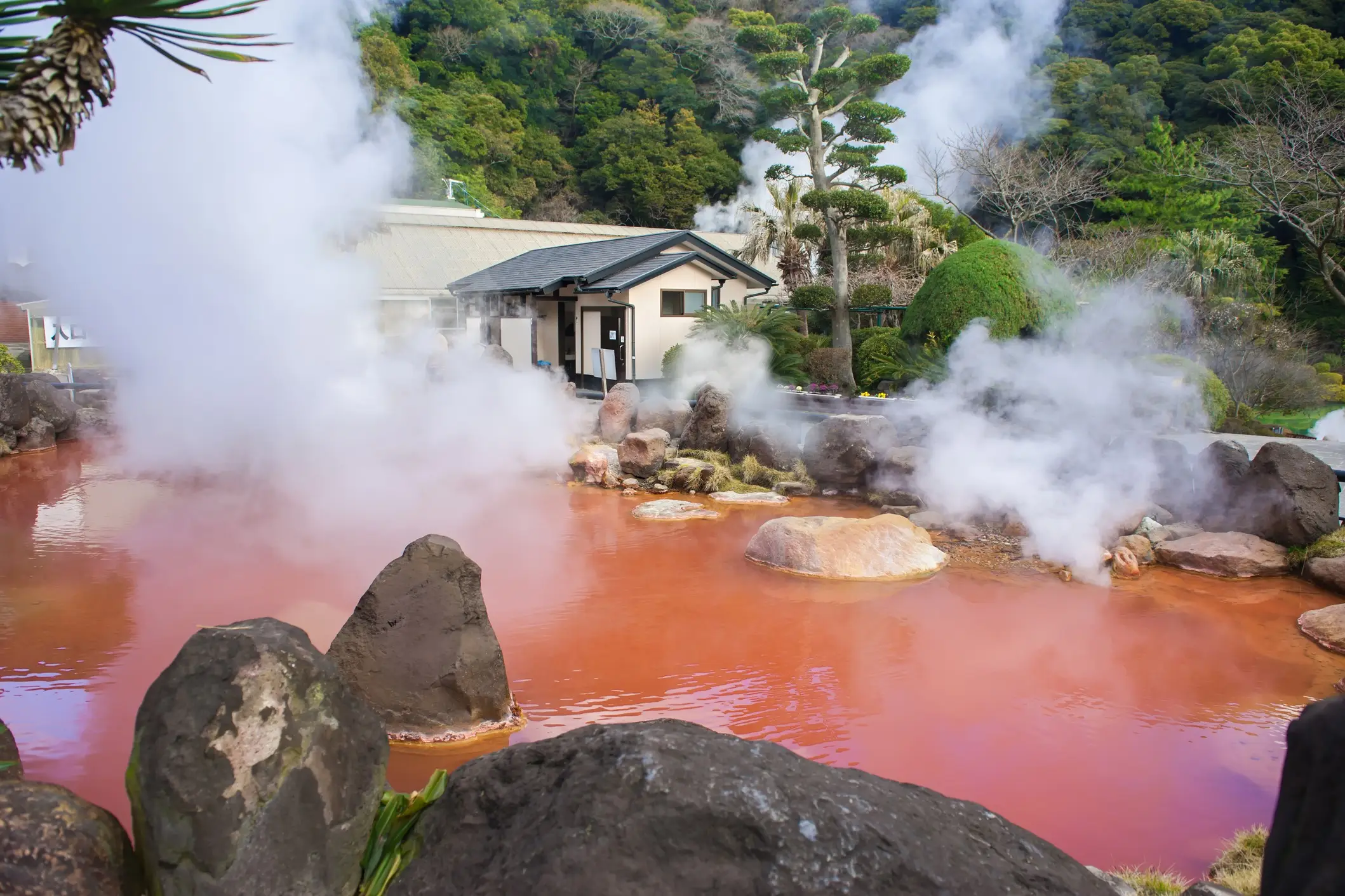 Japan, Beppu Rote Wasserbecken im Umi Jigoku in Beppu