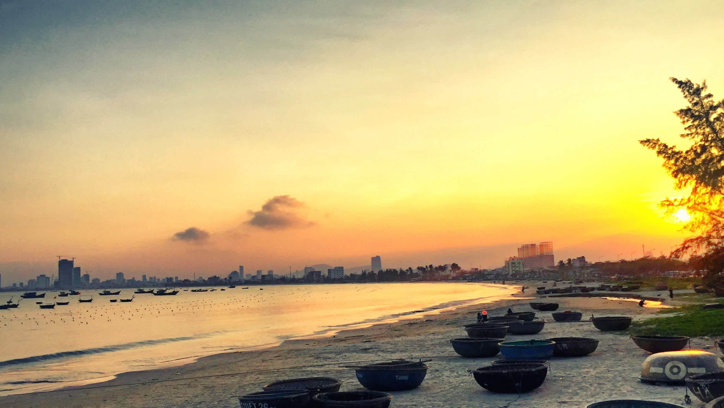 Coucher de soleil sur la plage de Non Nuoc à Da Nang, Vietnam