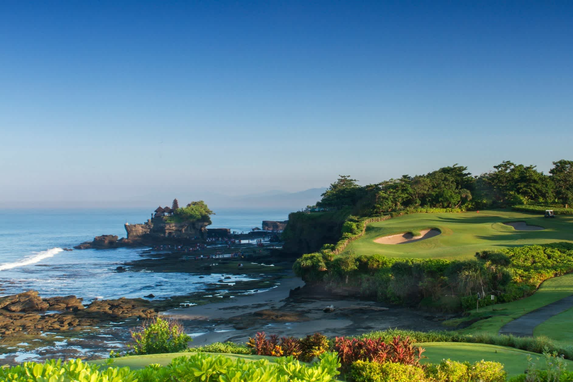 Majestätischer Golfplatz am Meer in Bali, Indonesien
