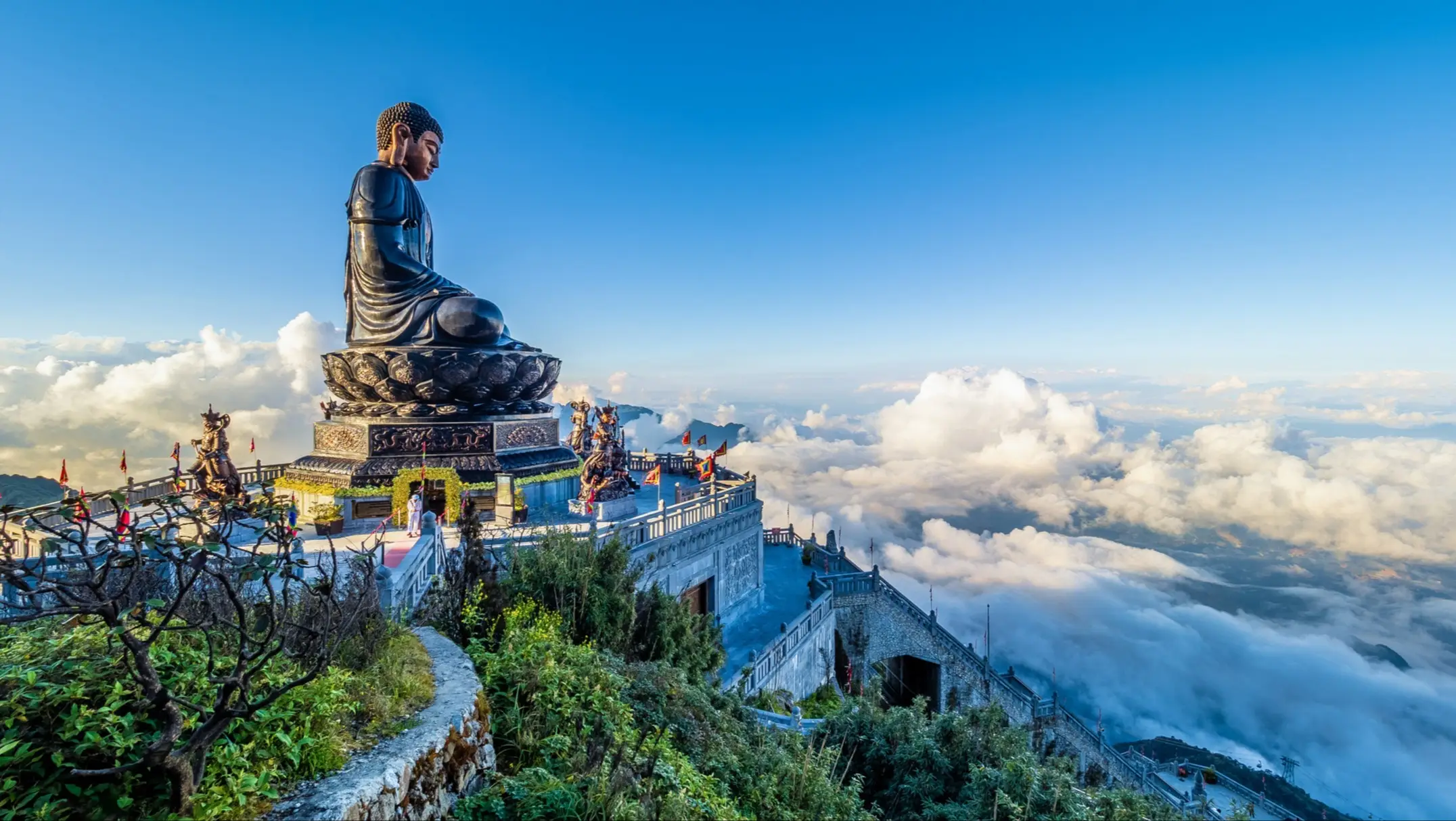Paysage avec une immense statue de Bouddha au sommet du mont Fansipan, région de Sapa, Lao Cai, Vietnam