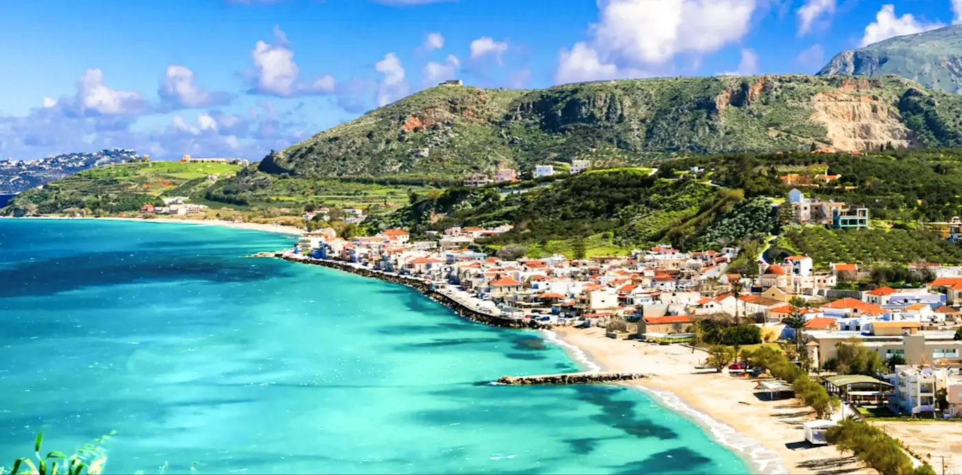 Grèce, Crète, Réthymnon Village côtier avec mer turquoise et collines. Réthymnon, Crète, Grèce.