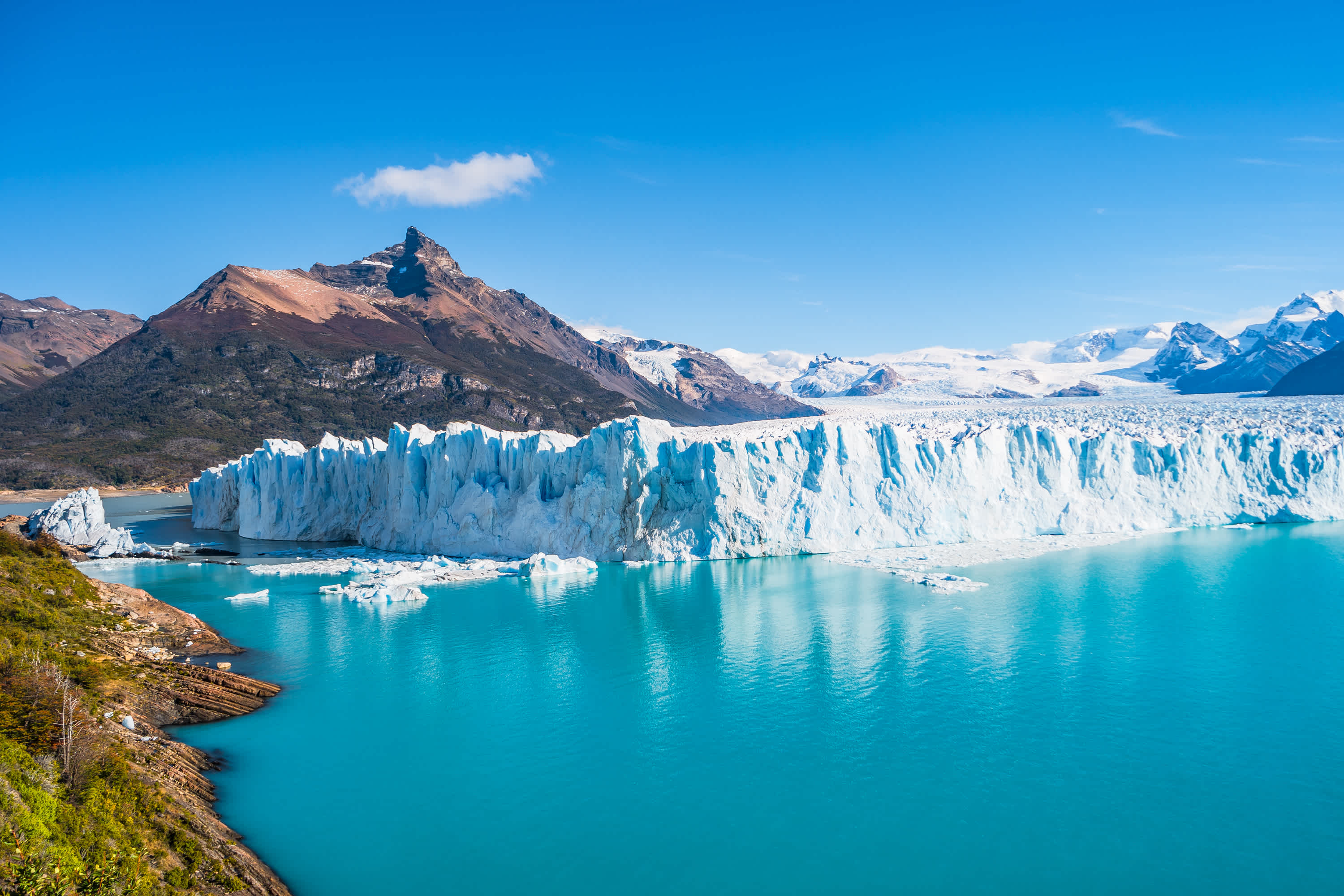 Perito-Moreo- Gletscher umgeben von einem Gletschersee