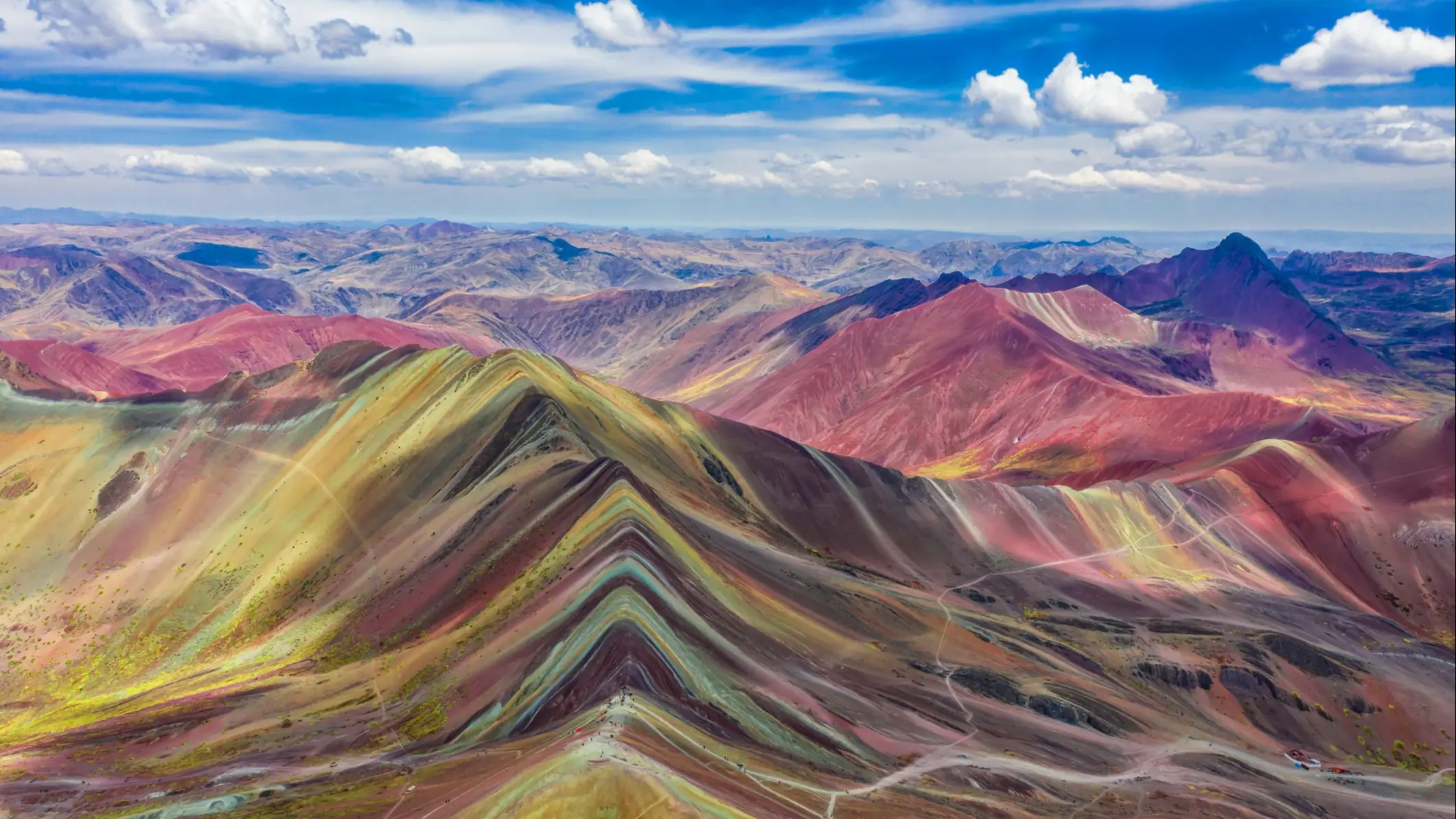 Peru, Vinicunca Luftaufnahme des gesamten Regenbogengebirges, Vinicunca, Peru.