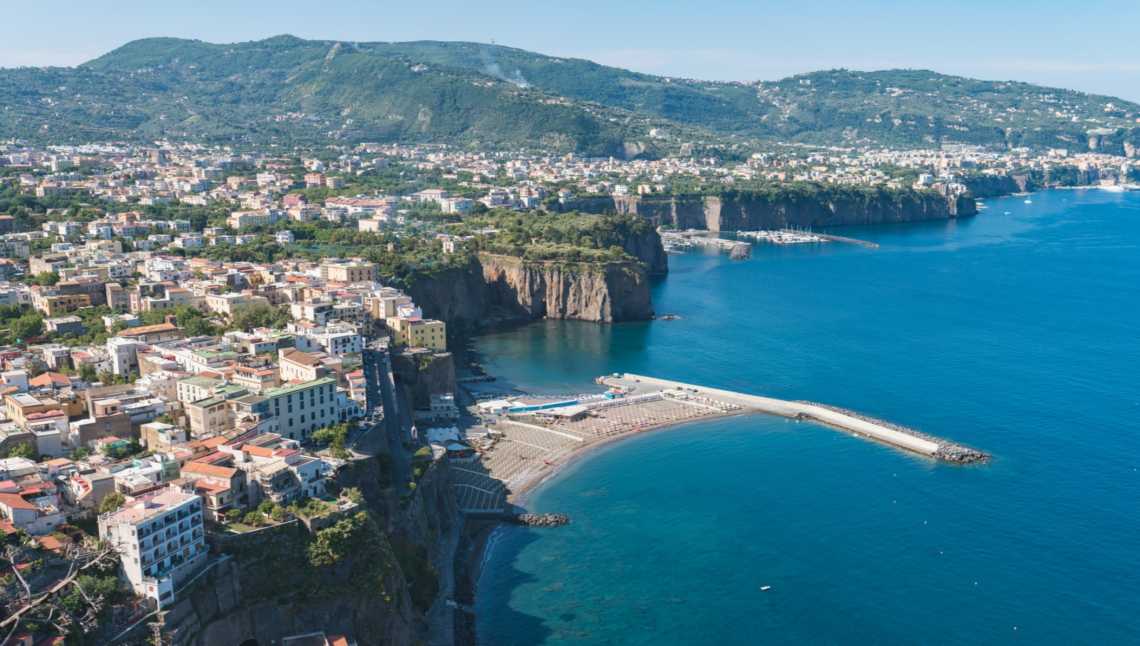 Luftaufnahme des schönen Strandes von Meta di Sorrento.